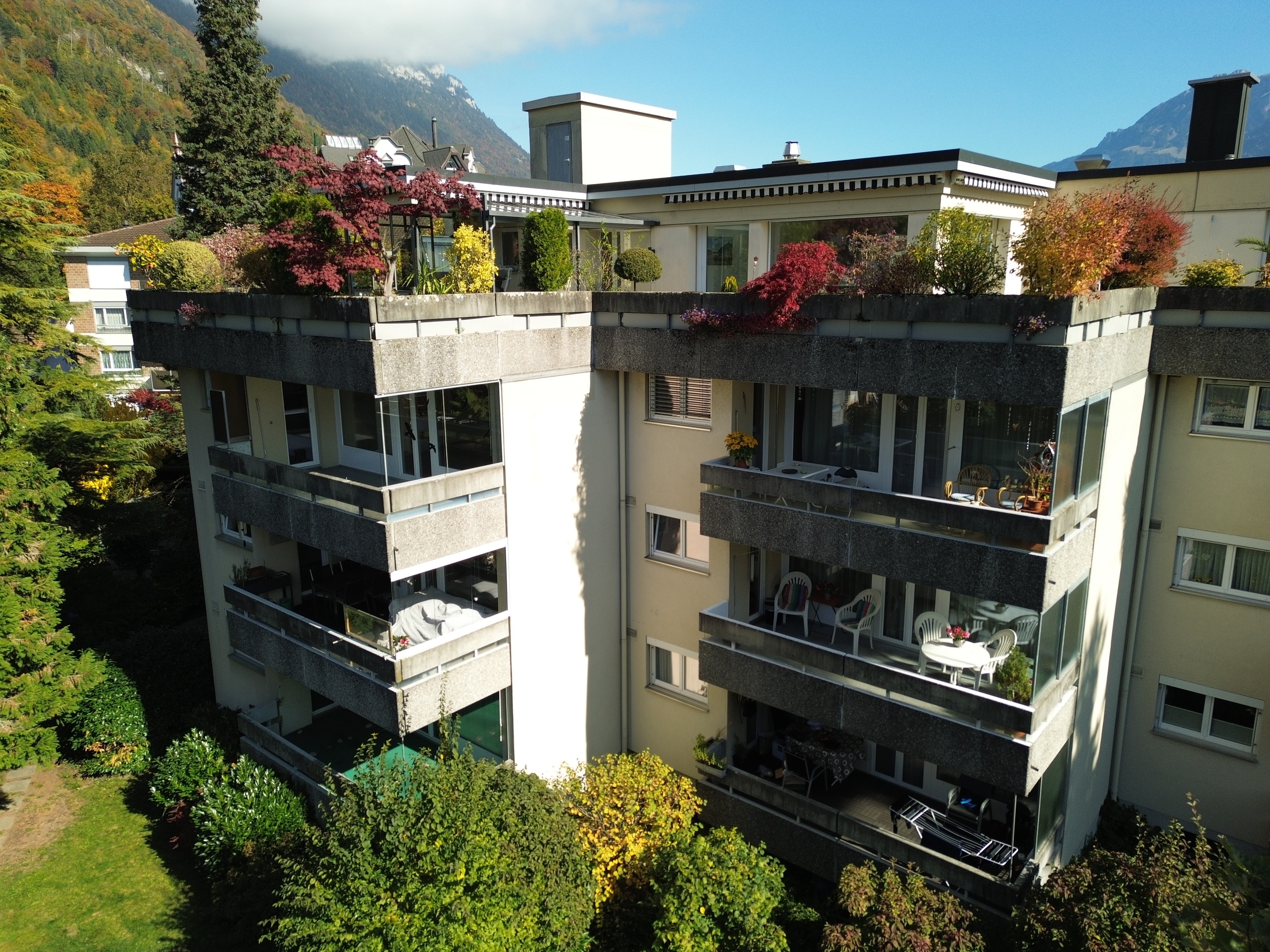 Mehrfamilienhaus mit Balkonen und Bergblick