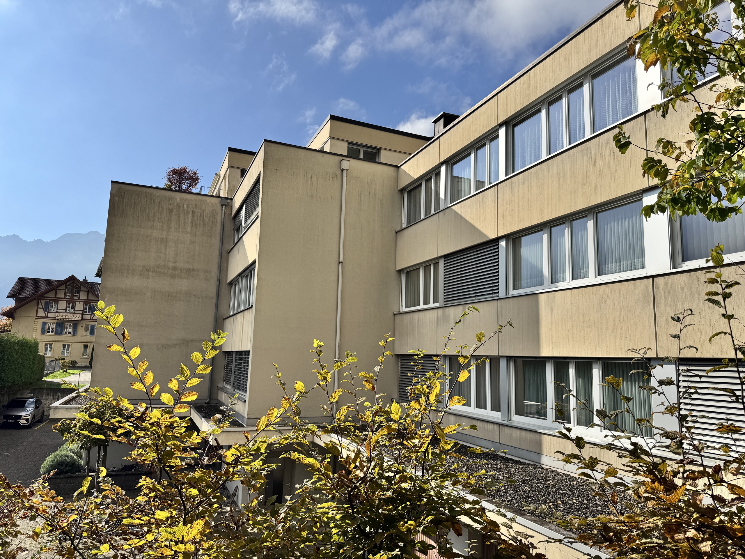 Beige Mehrfamilienhaus mit moderner Fassade
