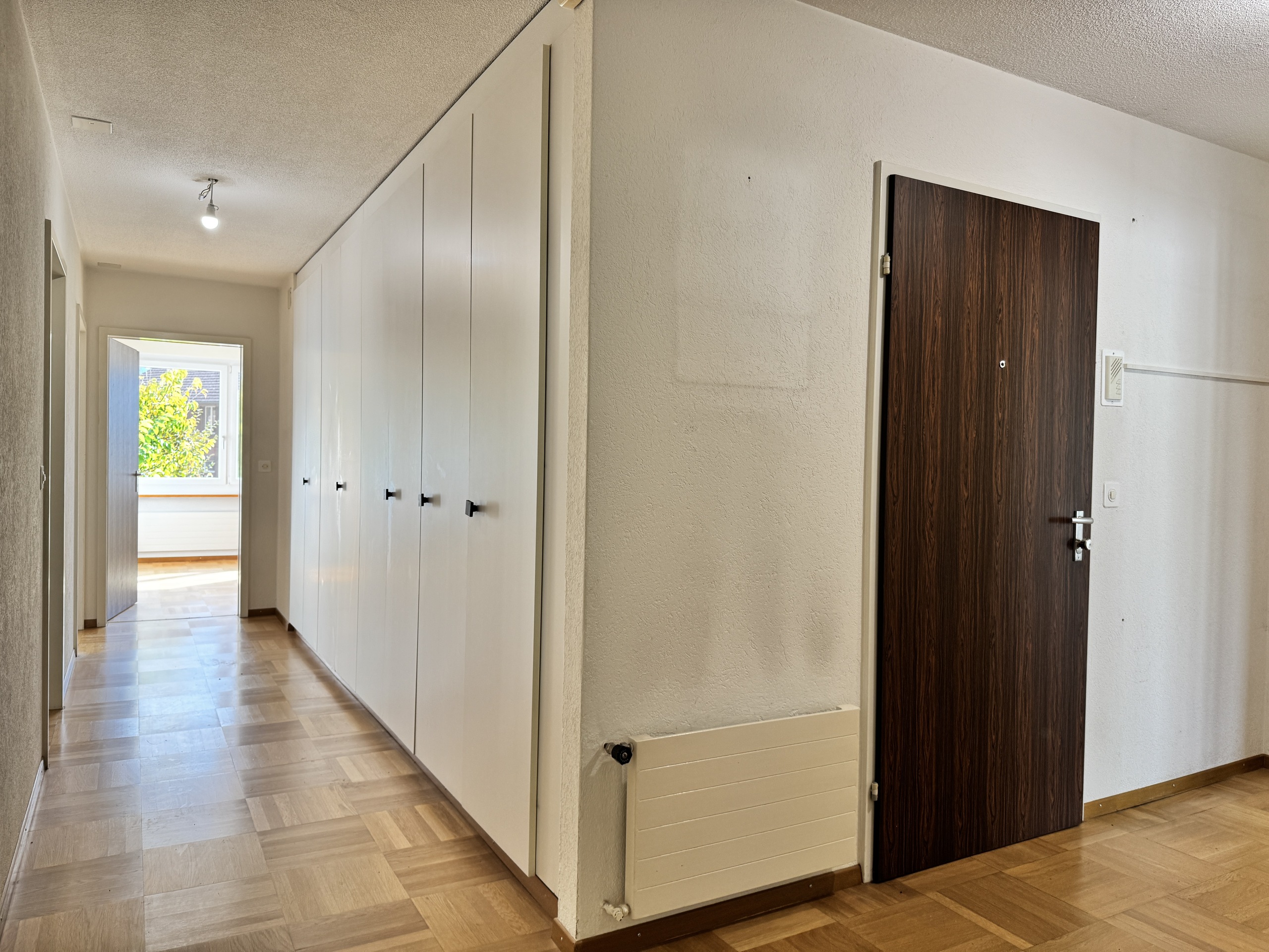 Heller Flur mit Einbauschränken
