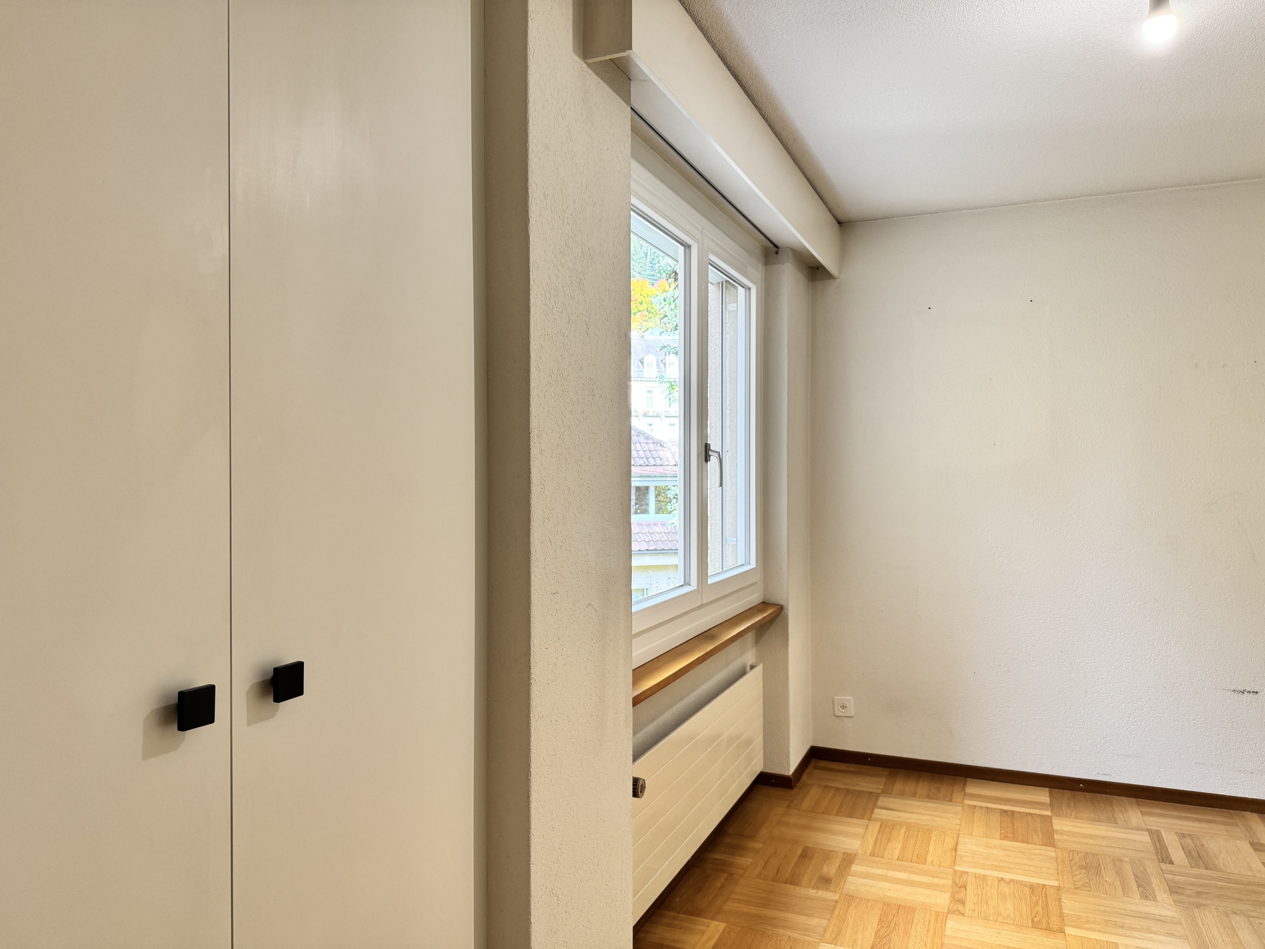 Heller Dachraum mit Fenster und Einbauschrank