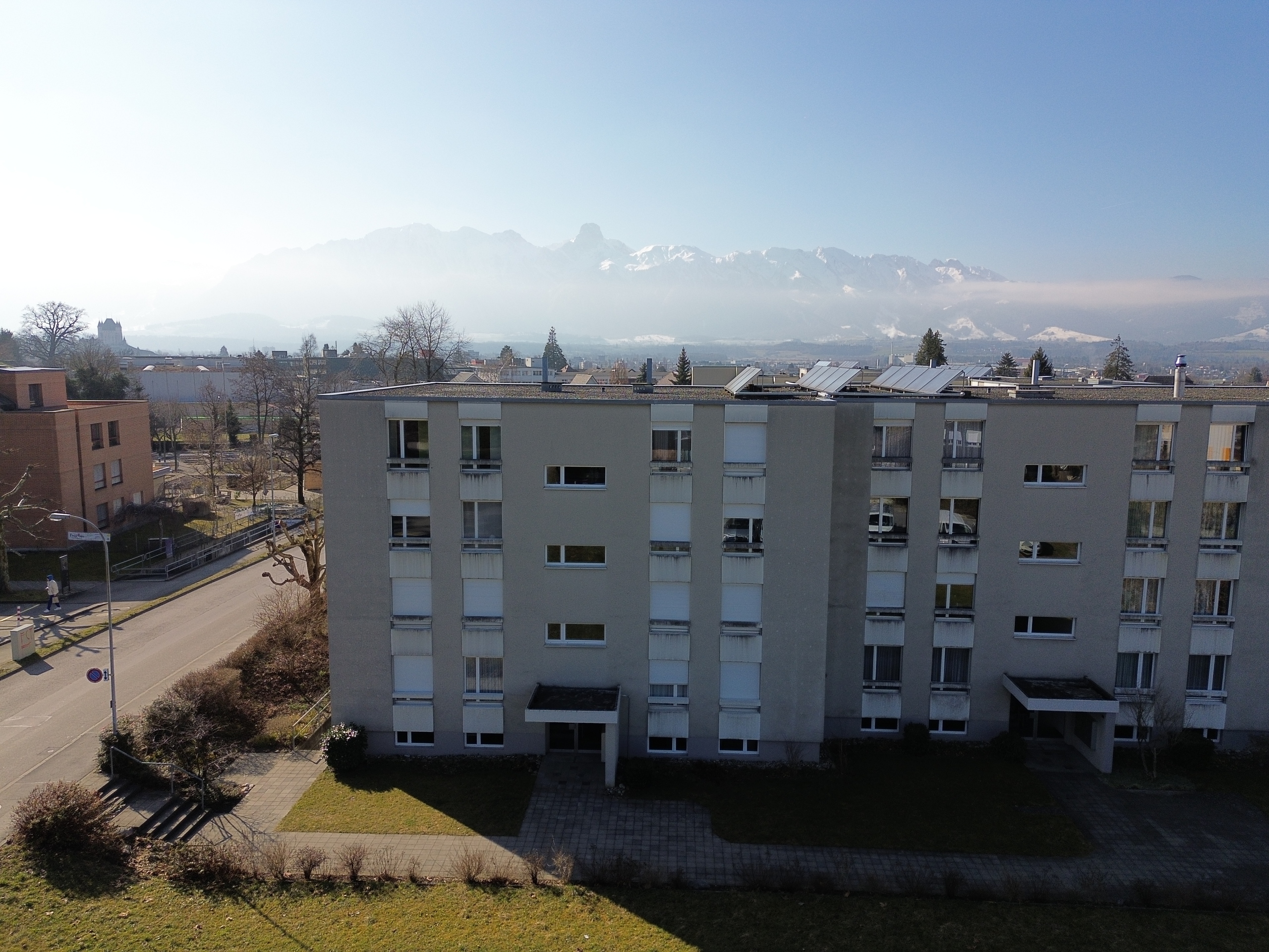 Mehrfamilienhaus mit Alpenblick