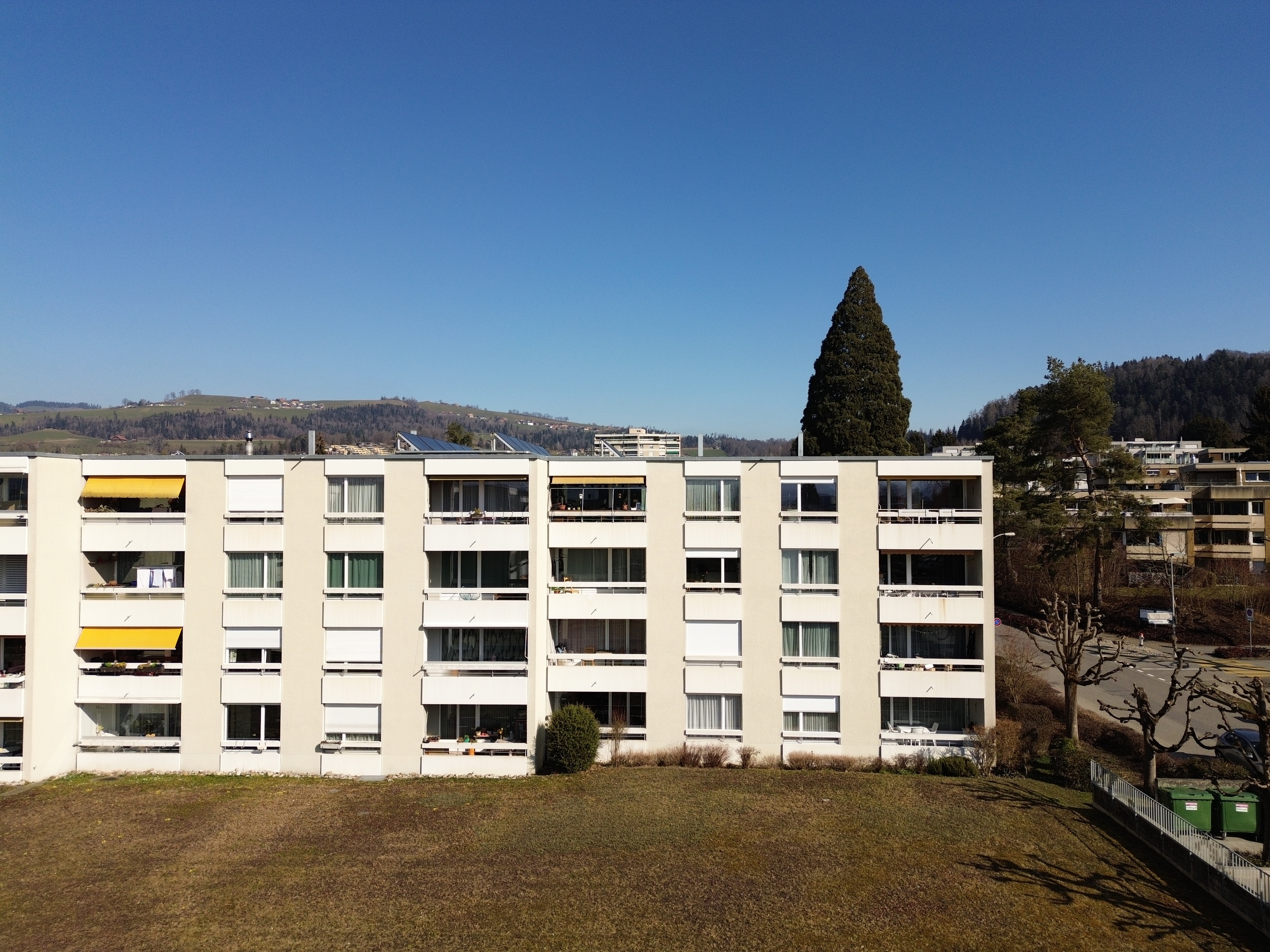 Wohnanlage mit Balkonen und Ausblick