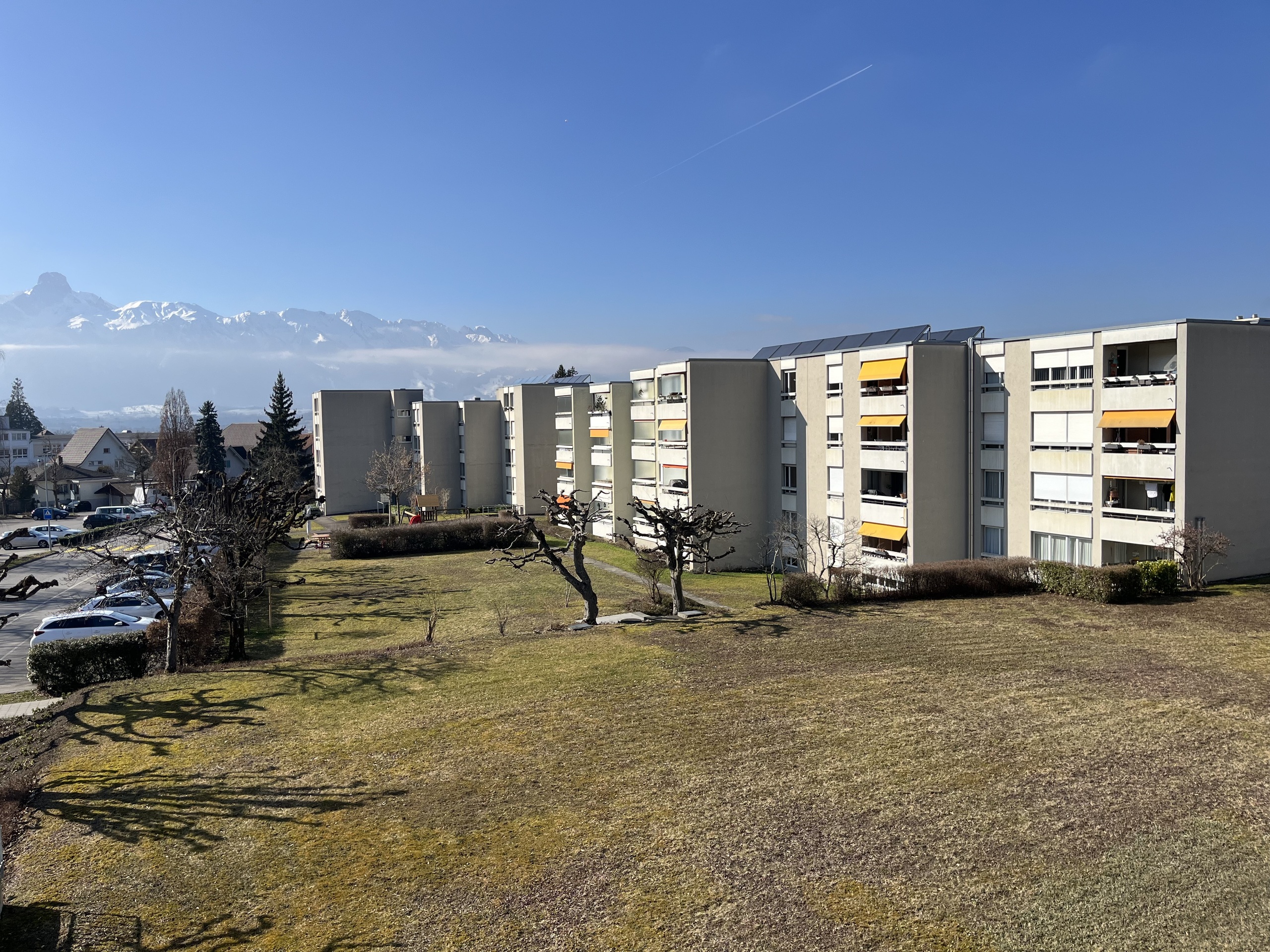 Wohnanlage mit Bergblick
