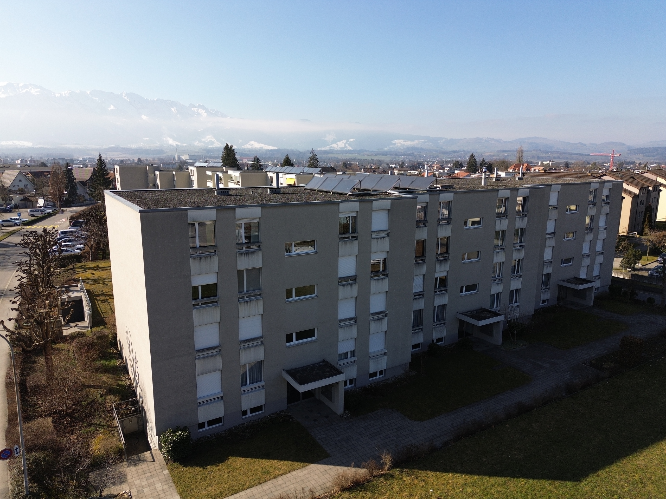 Mehrfamilienhaus mit Bergblick