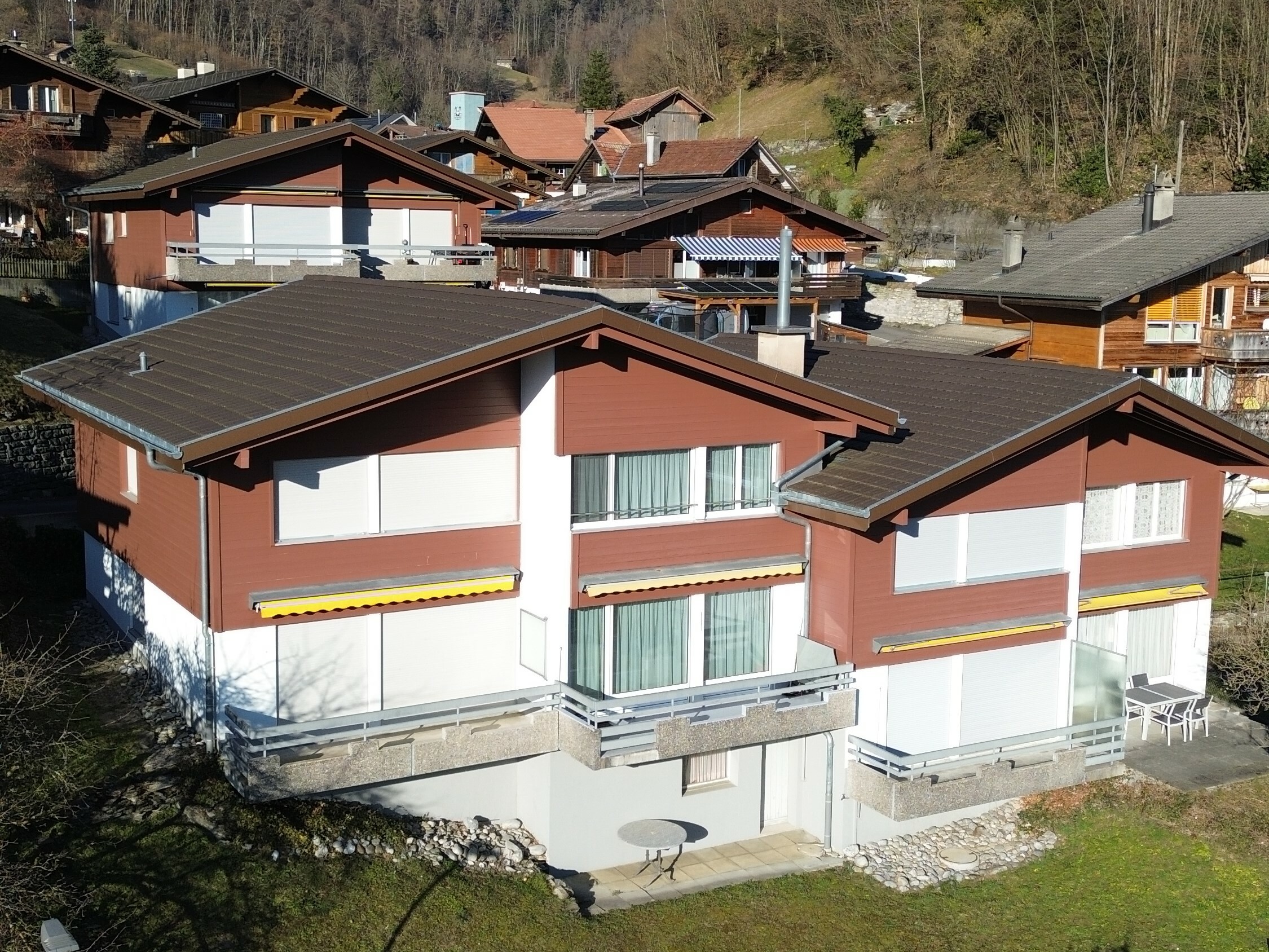 Alpines Mehrfamilienhaus mit Balkonen