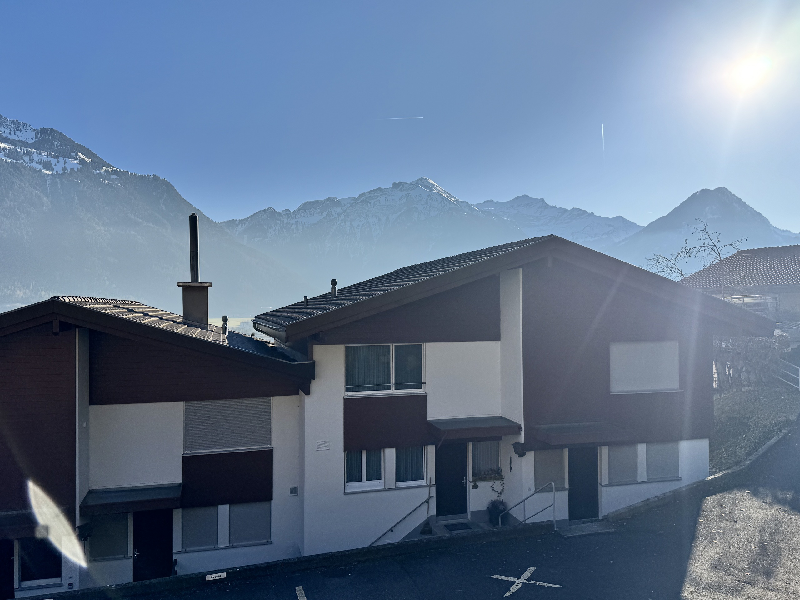 Alpines Wohnhaus mit Bergpanorama