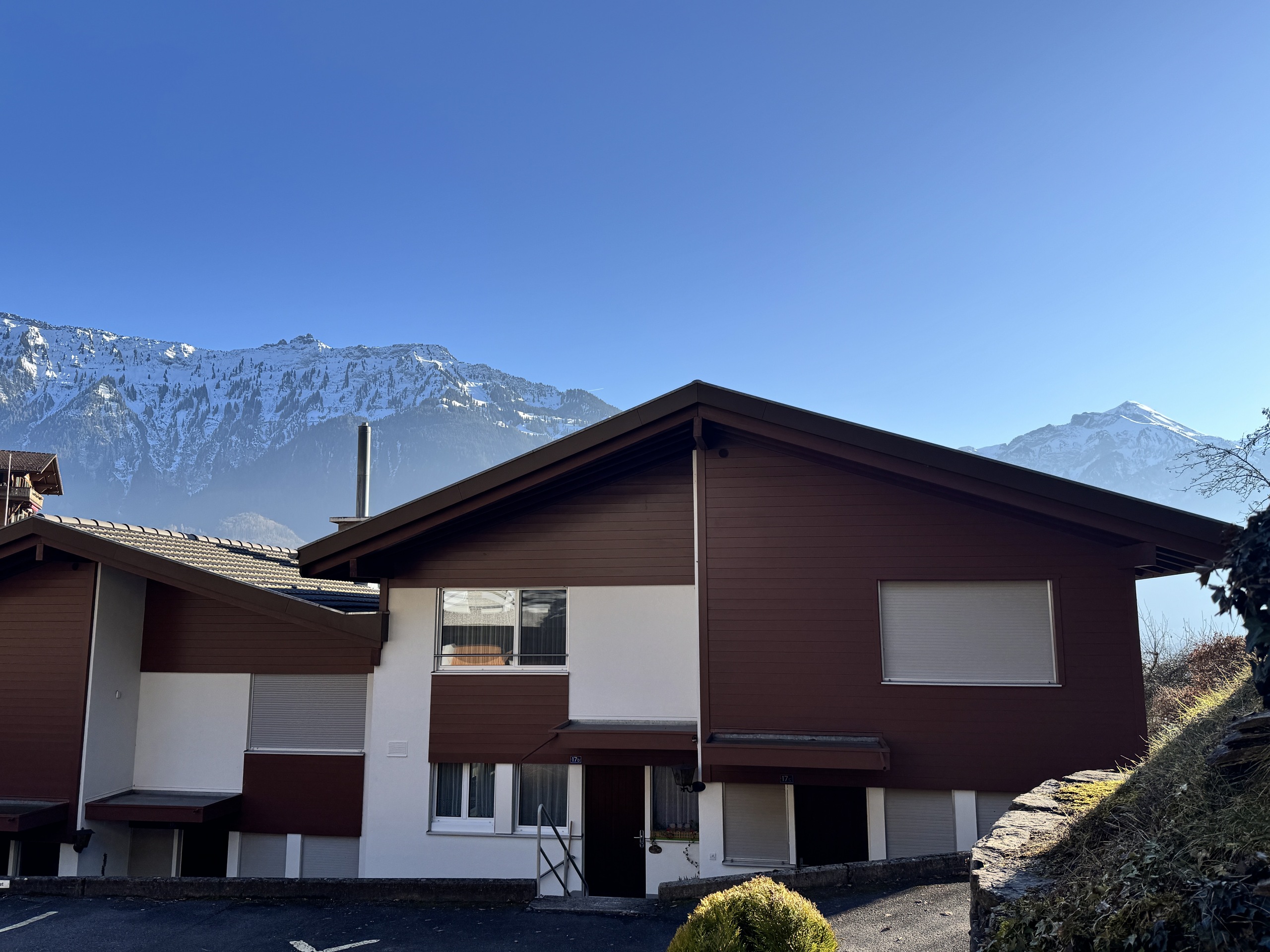 Alpines Wohnhaus mit Bergblick