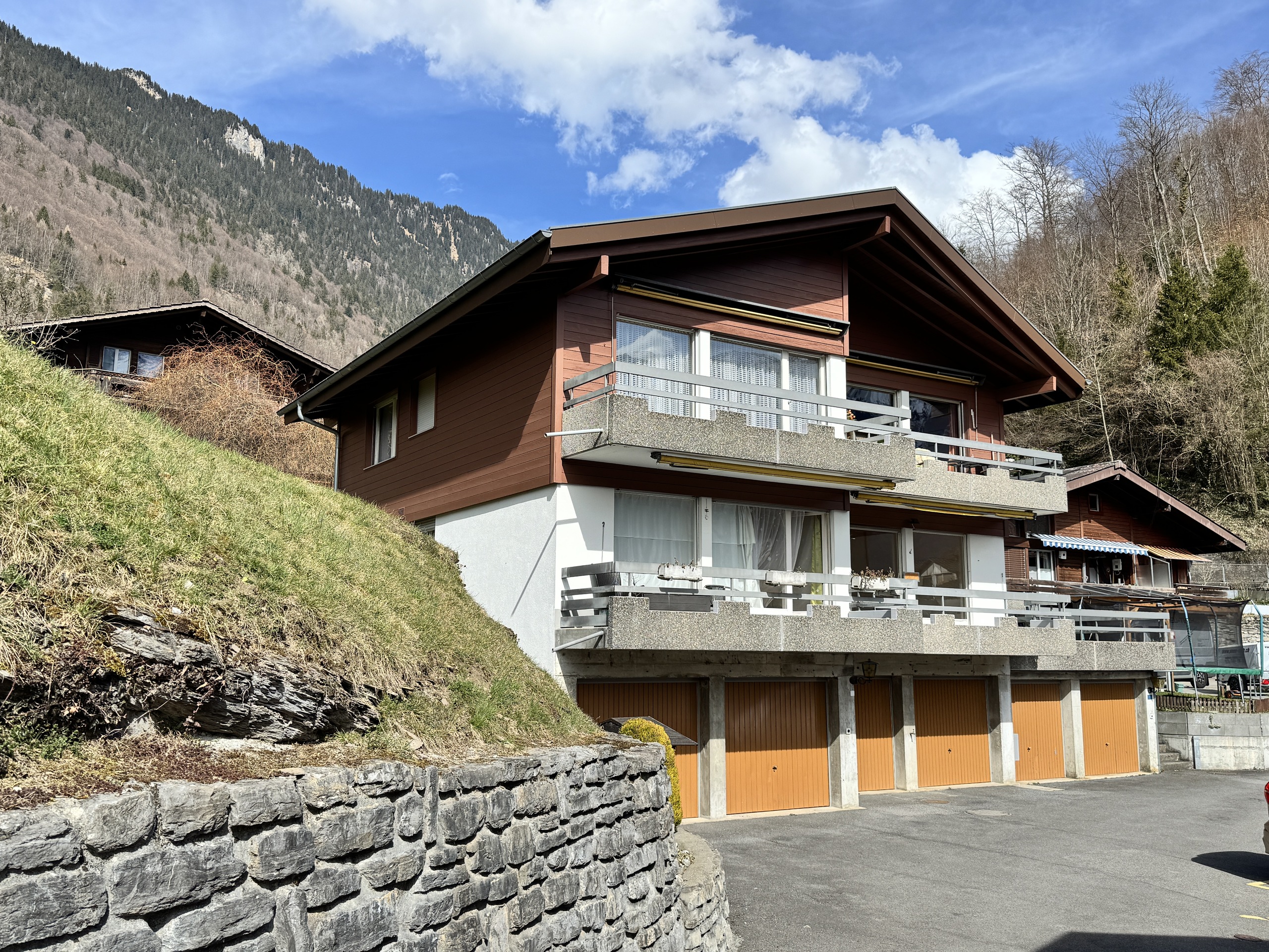 Alpines Mehrfamilienhaus mit Garagen