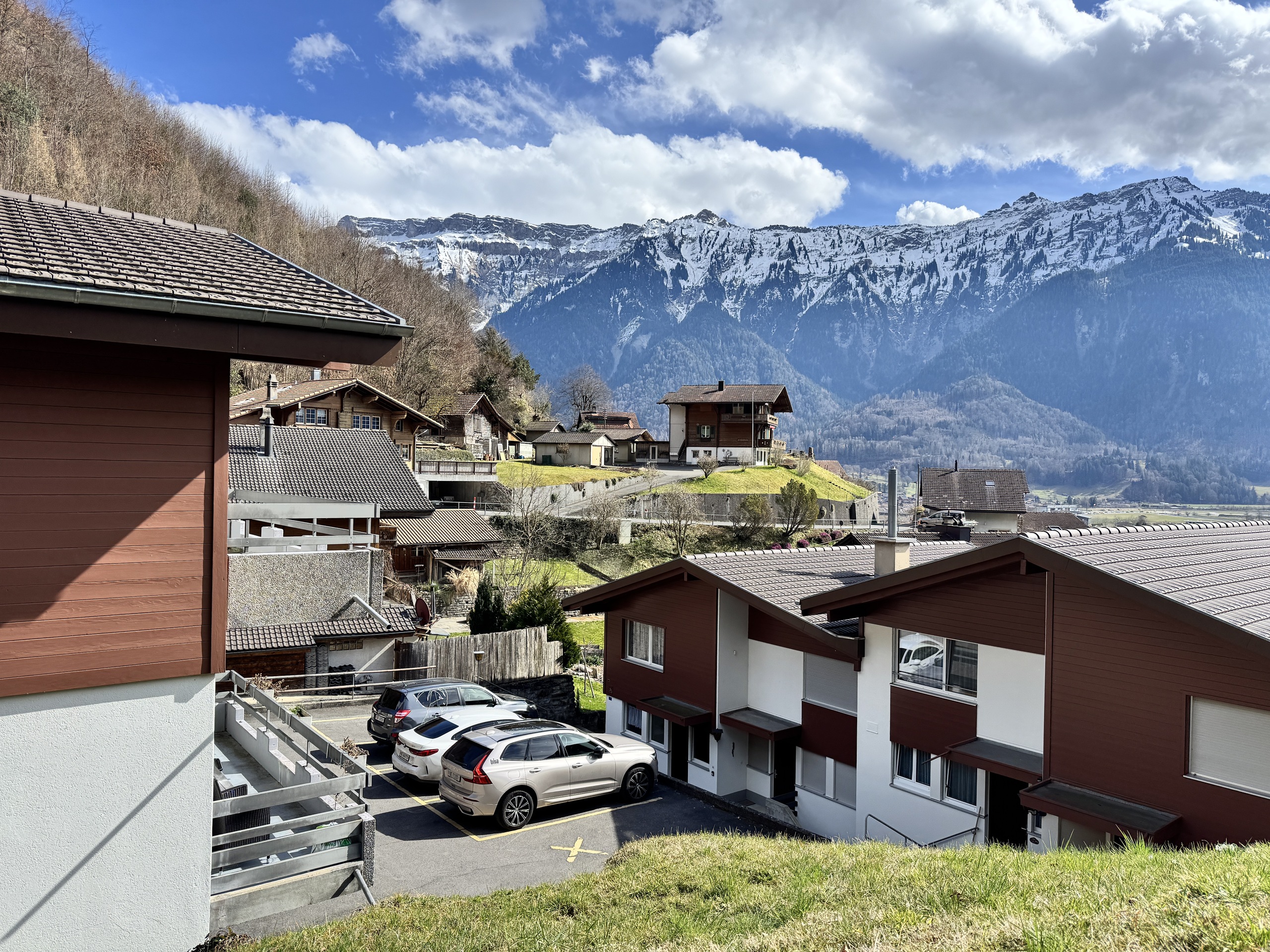 Alpine Wohnsiedlung mit Bergpanorama