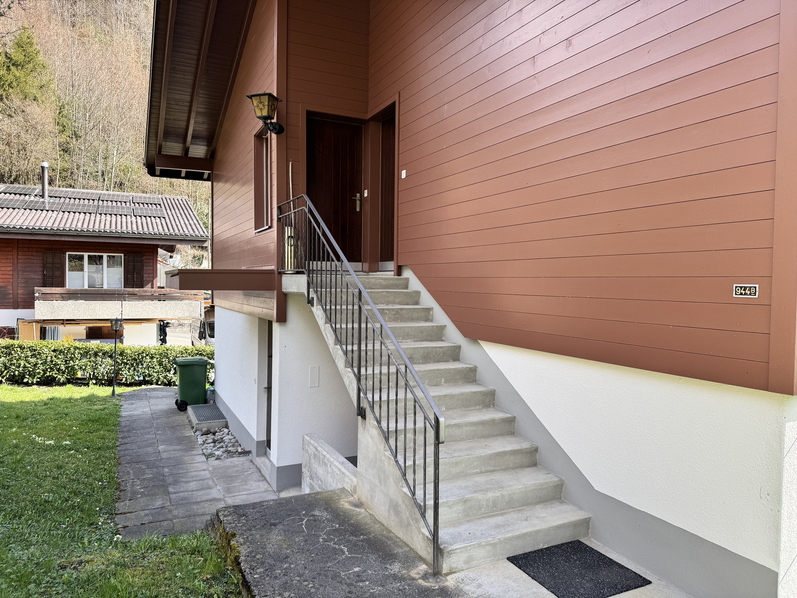 Außenansicht eines Hauses mit Außentreppe