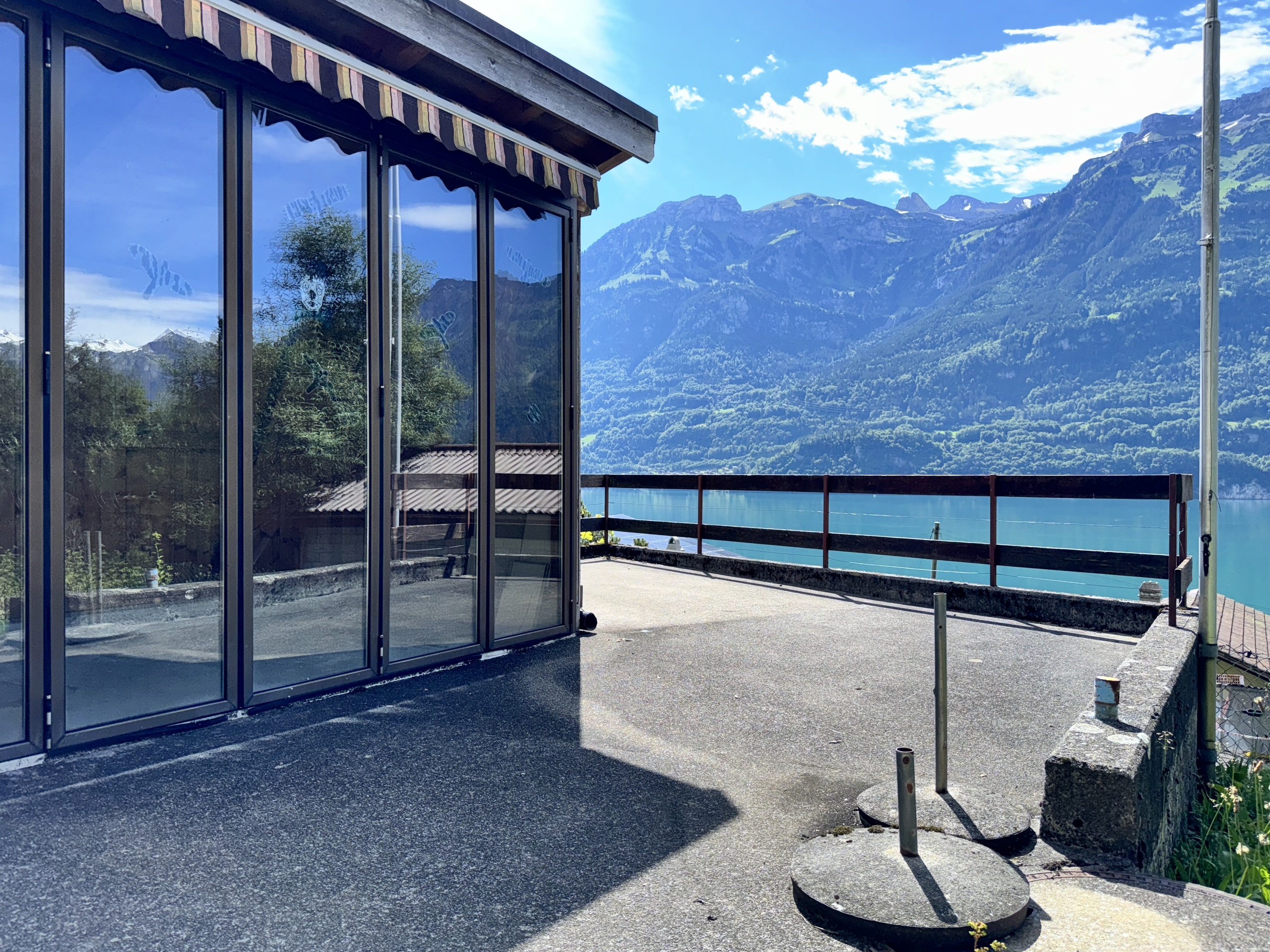 Balkon mit Alpen- und Seeblick