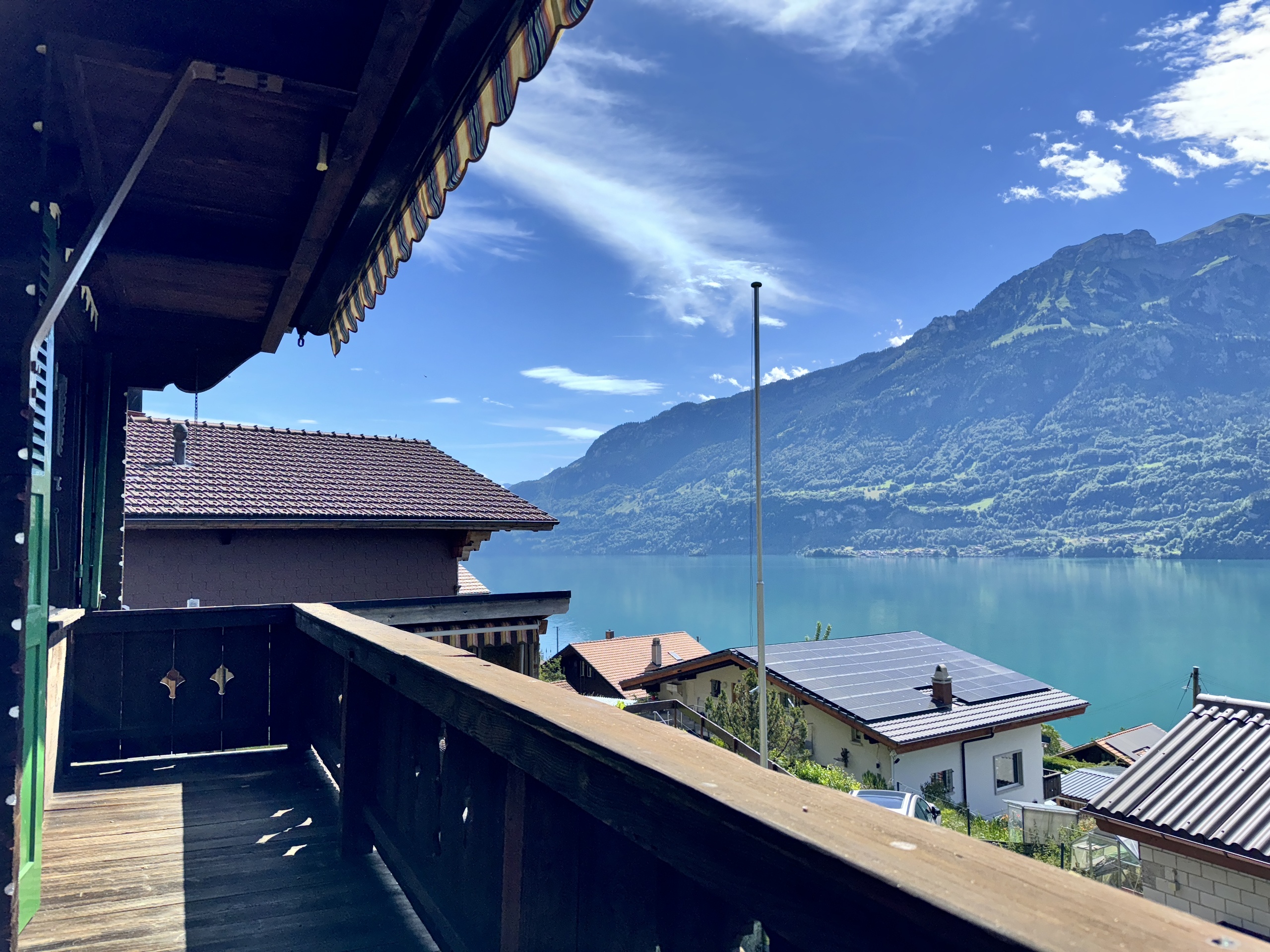 Balkon mit Seeblick und Bergpanorama