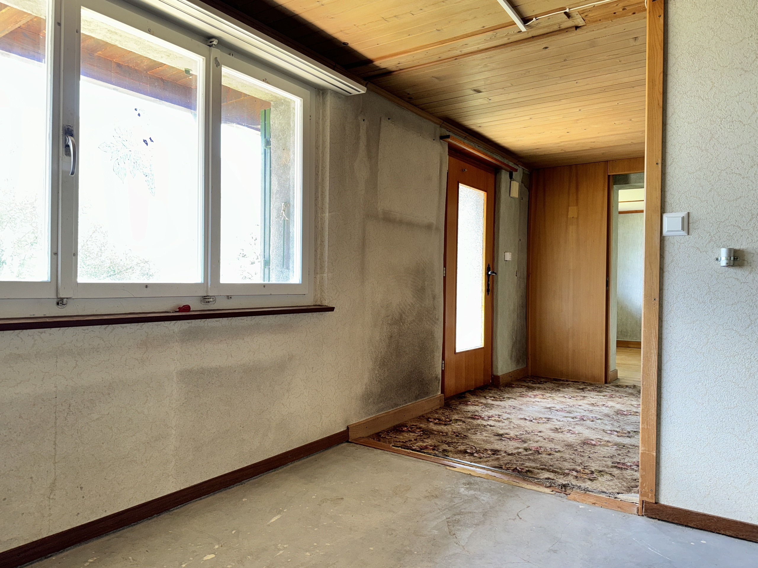Renovierungsbedürftiger Flur mit Holzdecke