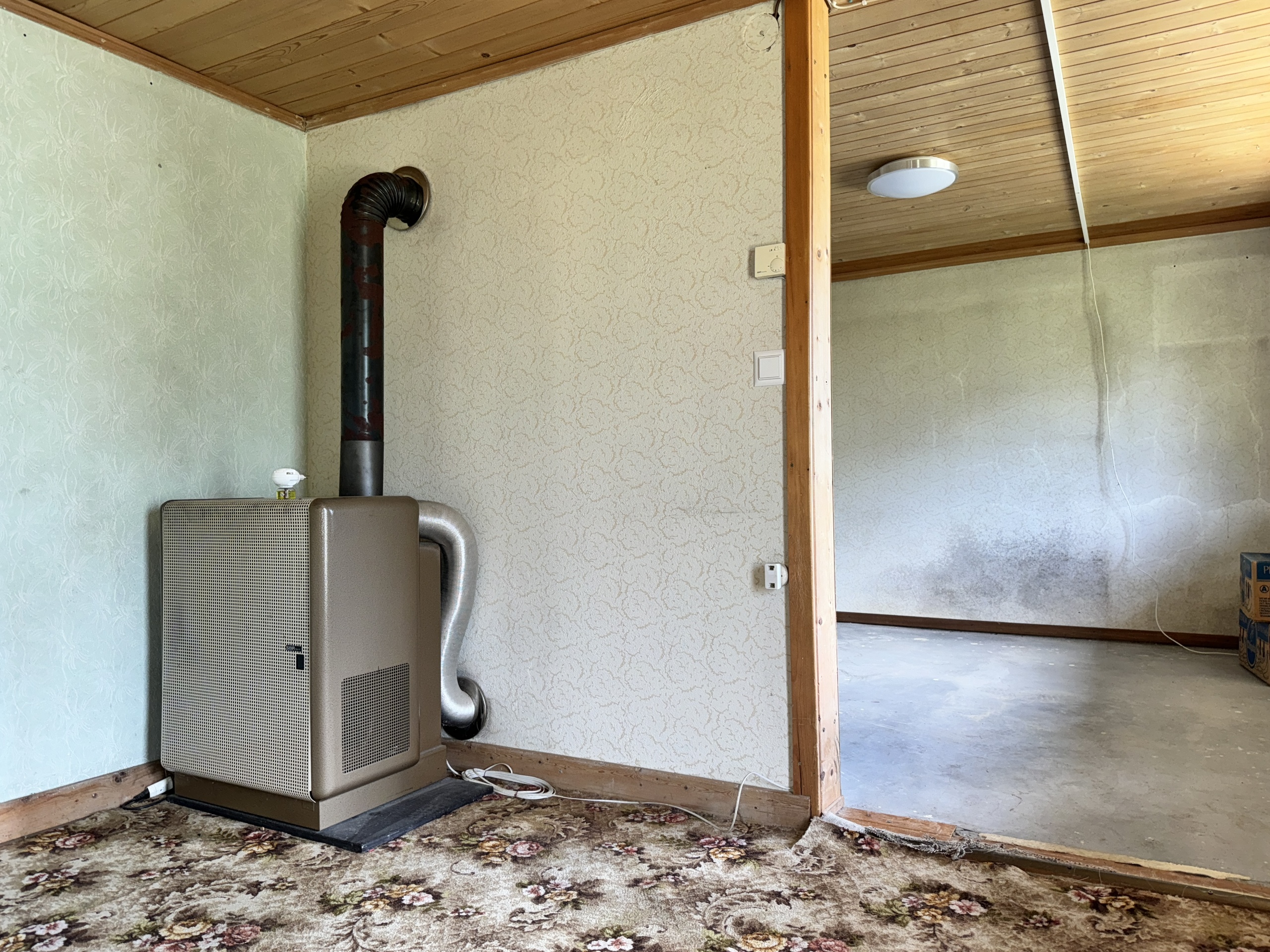 Heizraum mit Ofen und Teppichboden