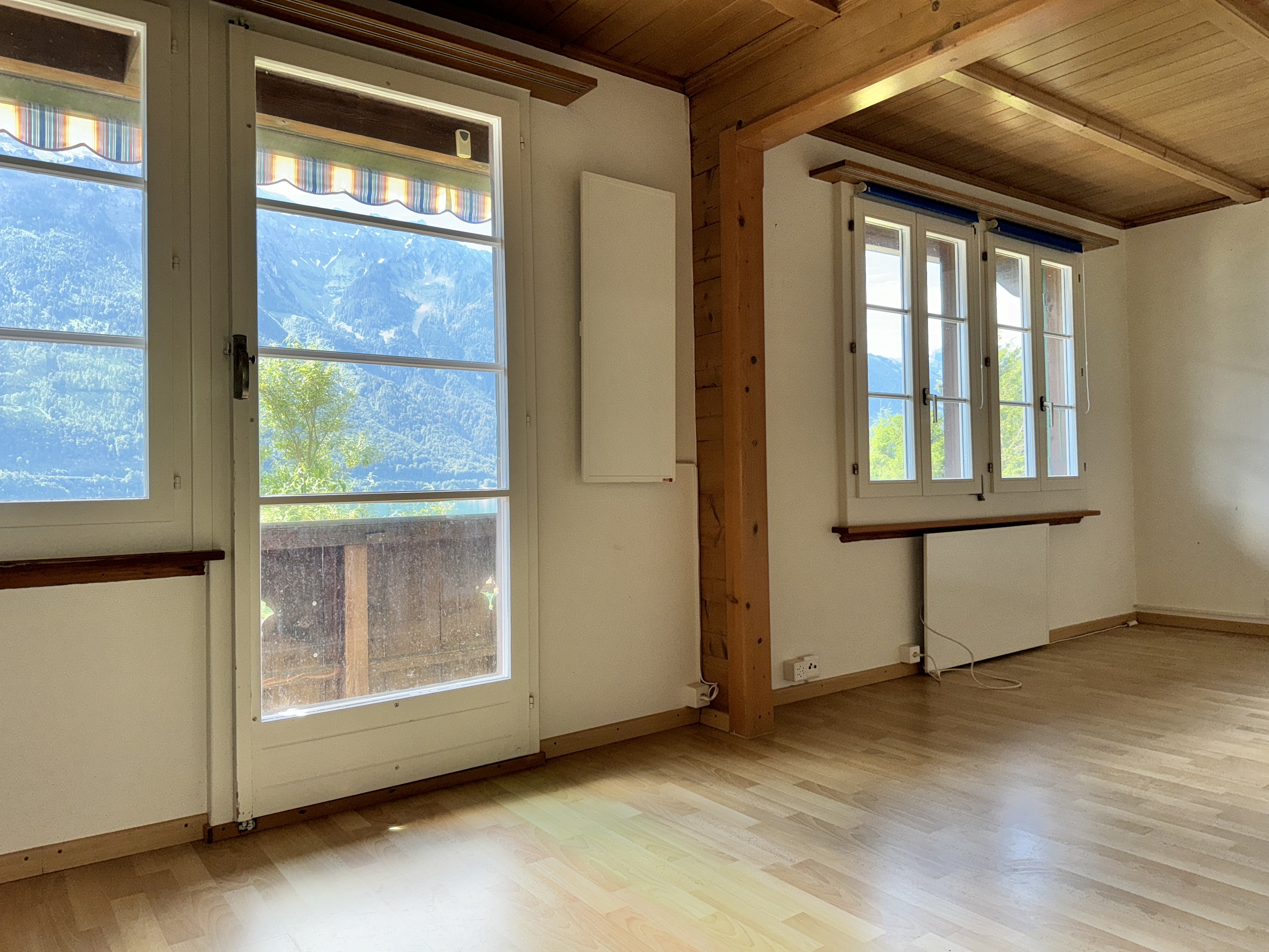 Heller Innenraum mit Bergblick