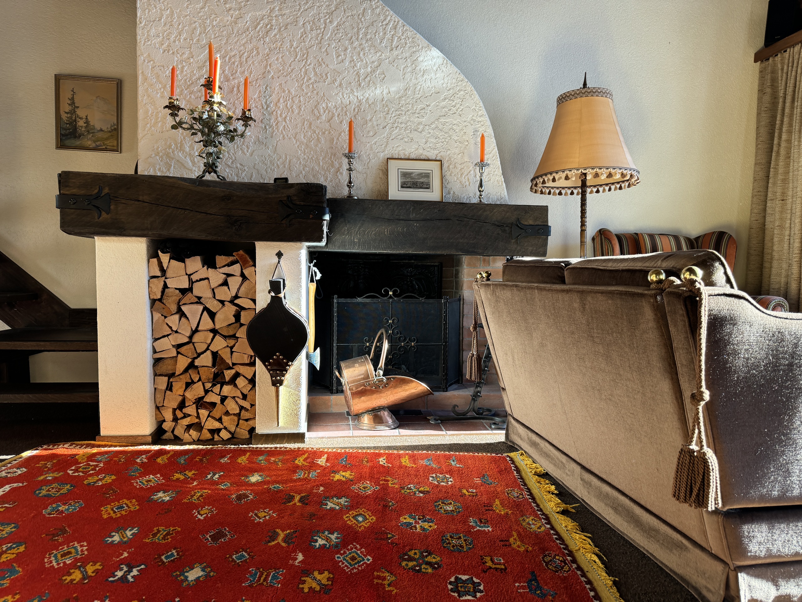 Gemütliches Wohnzimmer mit Kamin und rustikaler Ausstattung