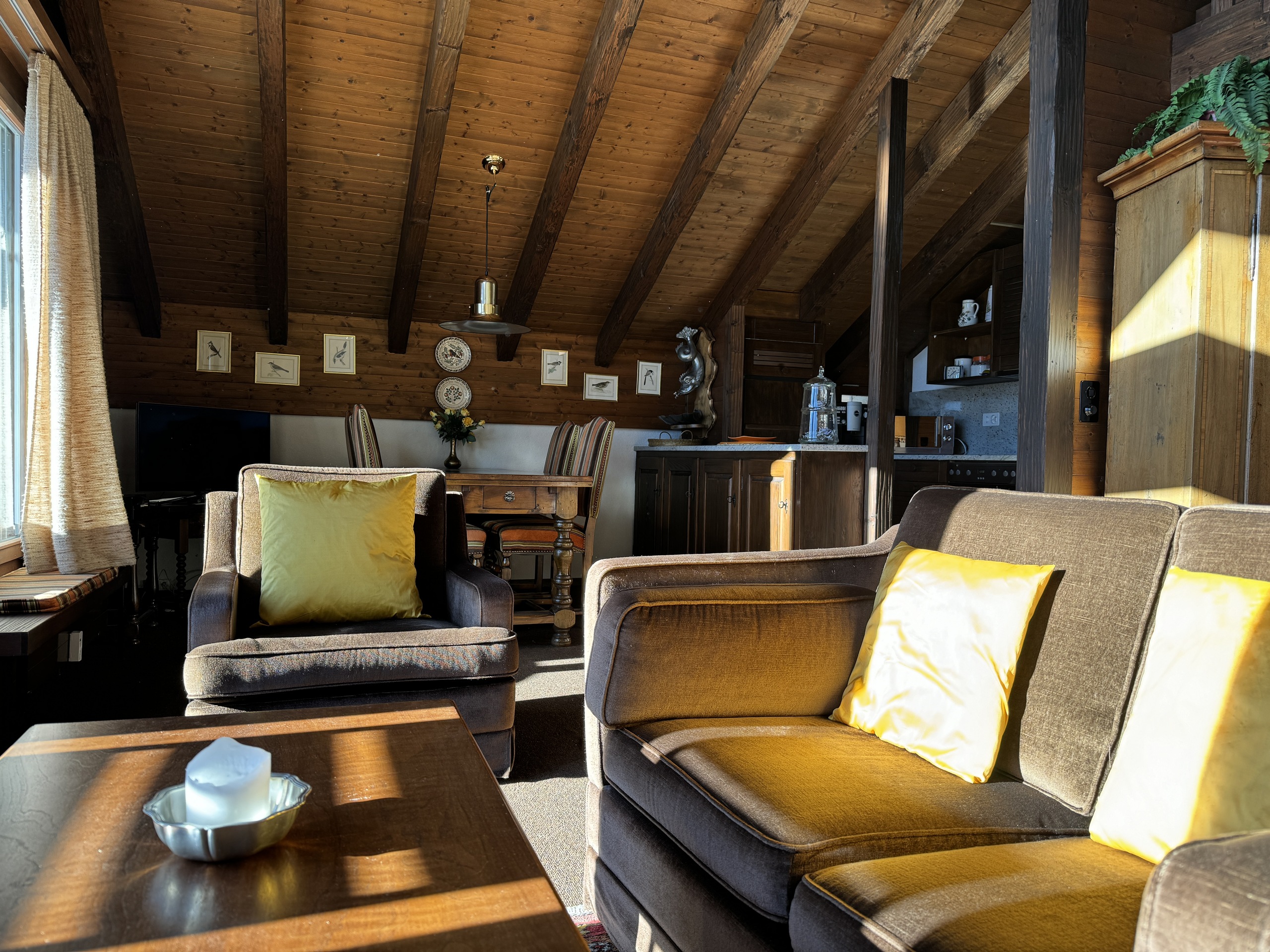 Gemütliches Wohnzimmer mit Holzdecke