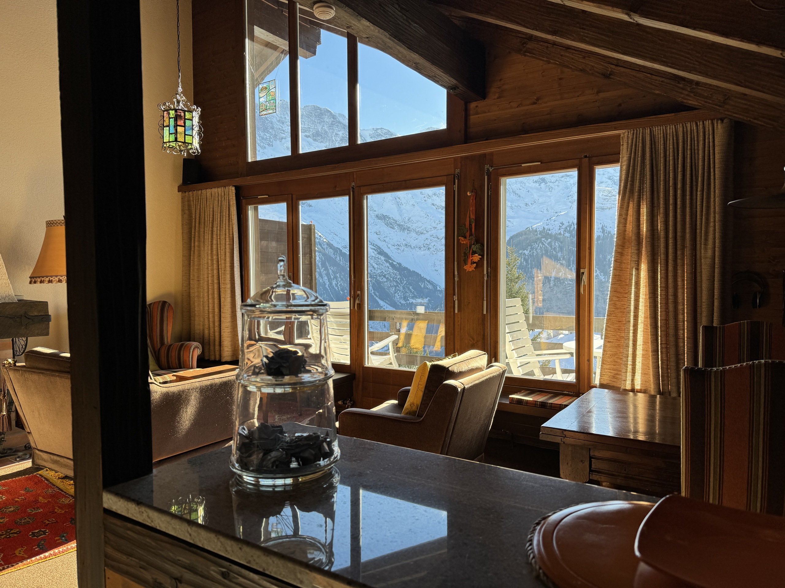 Gemütliches Chalet-Wohnzimmer mit Panoramablick