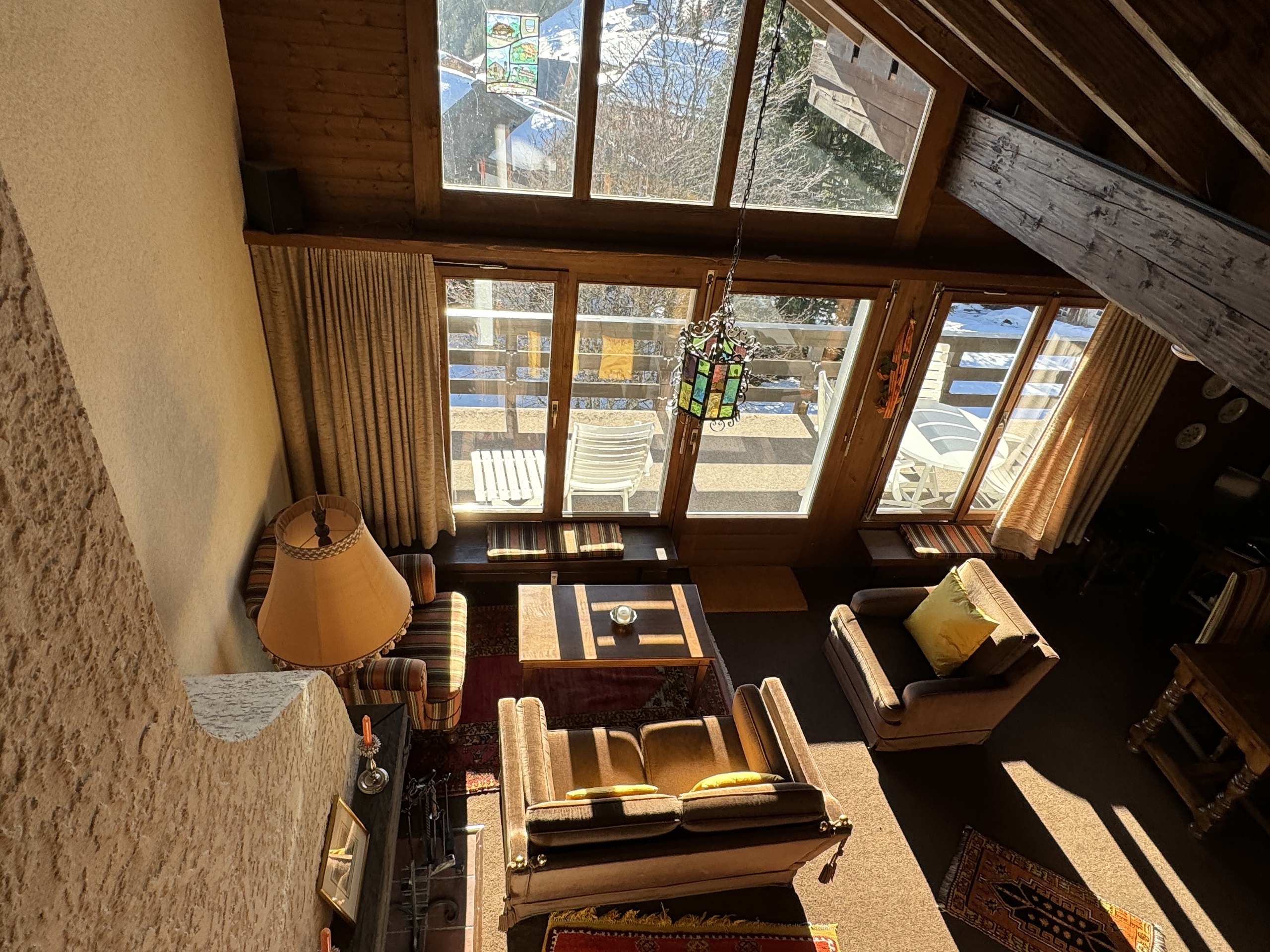 Gemütliches Chalet-Wohnzimmer mit großer Fensterfront