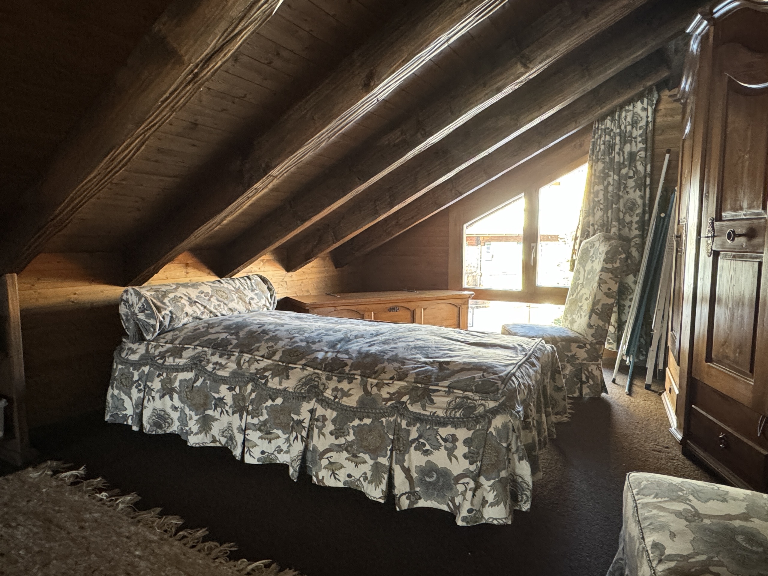 Dachschlafzimmer mit Holzvertäfelung