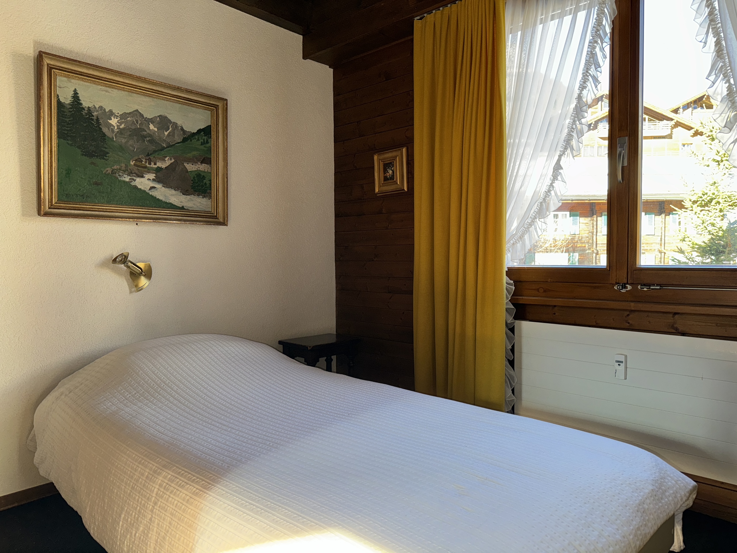 Gemütliches Schlafzimmer mit Alpenblick