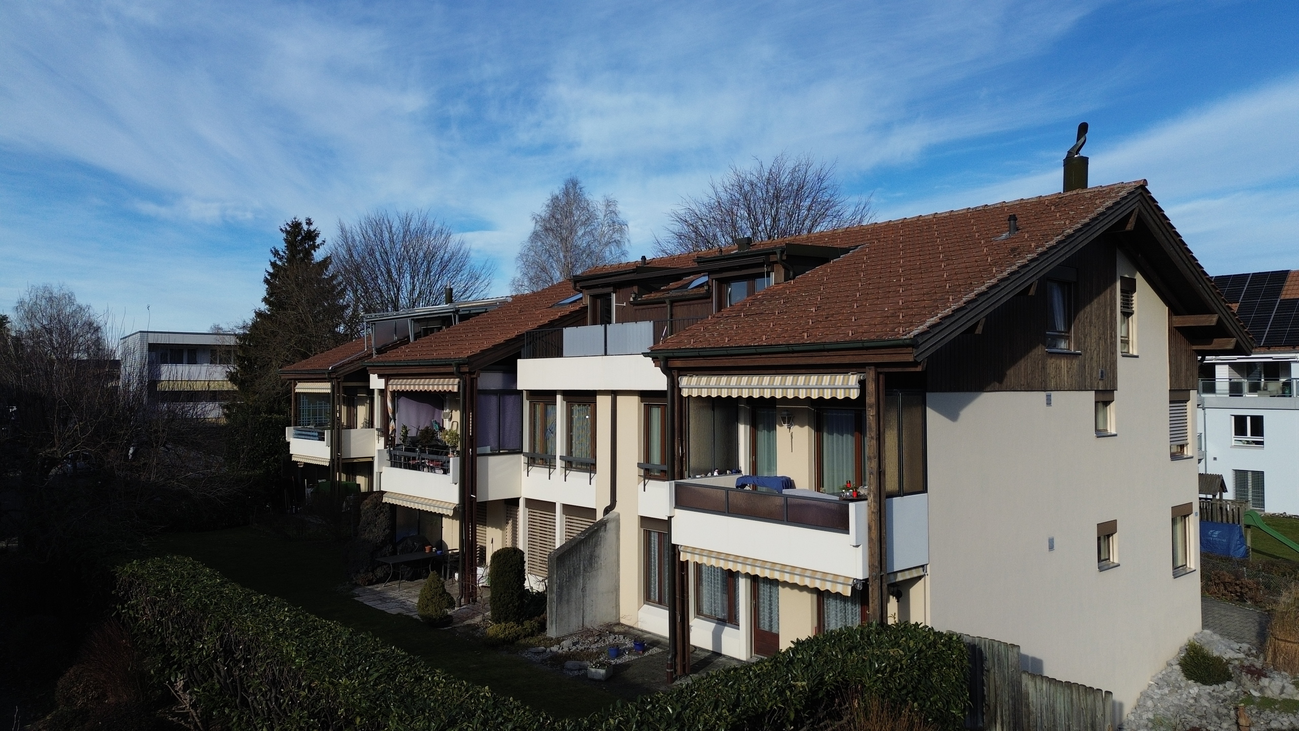 Wohnhaus mit Balkon und Satteldach