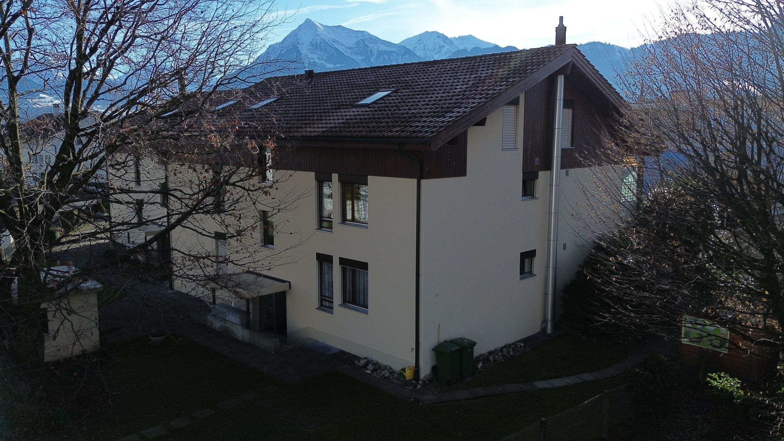 Außenansicht eines Wohnhauses mit Bergblick