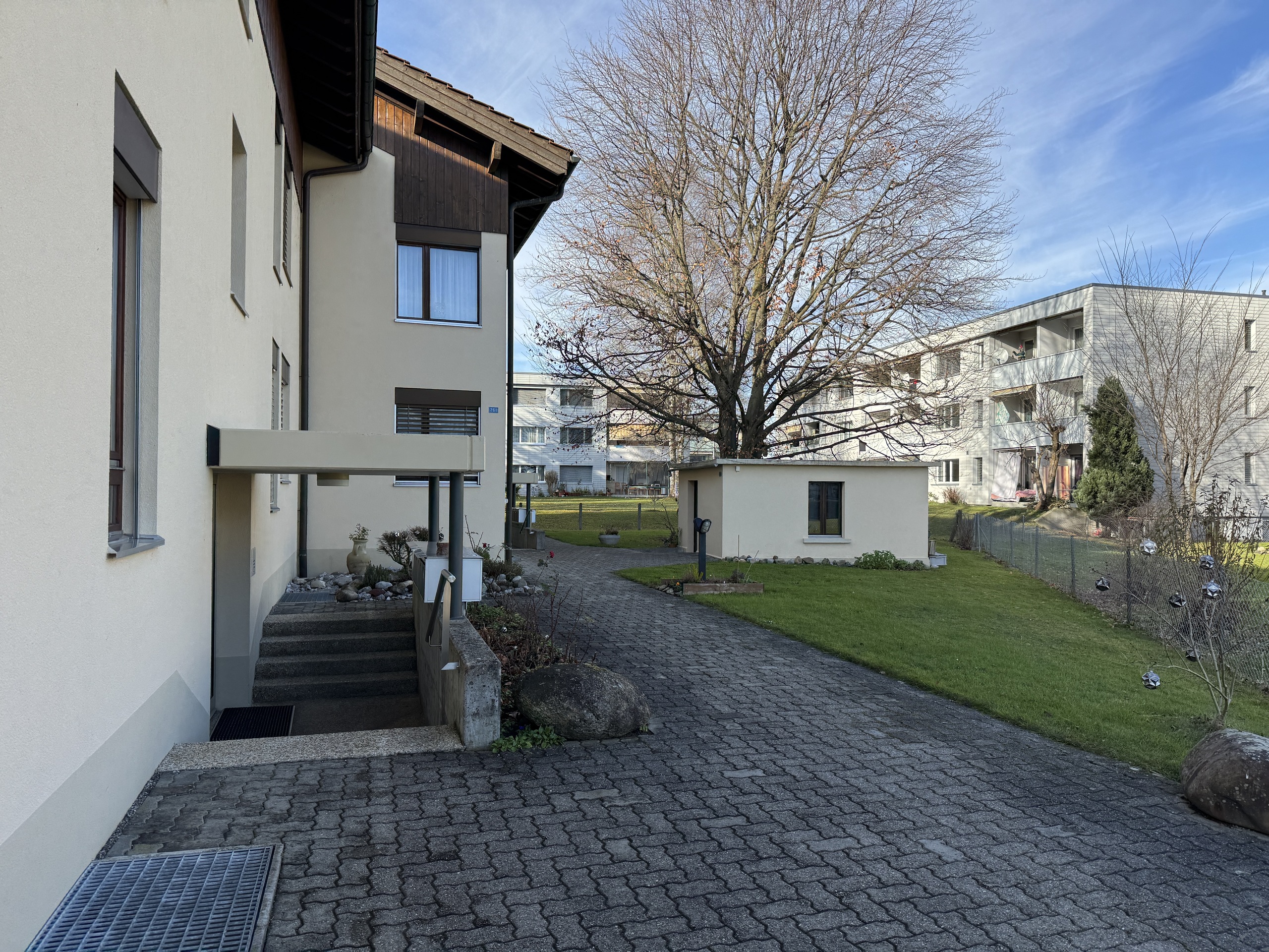 Wohnanlage mit Innenhof und Zufahrt