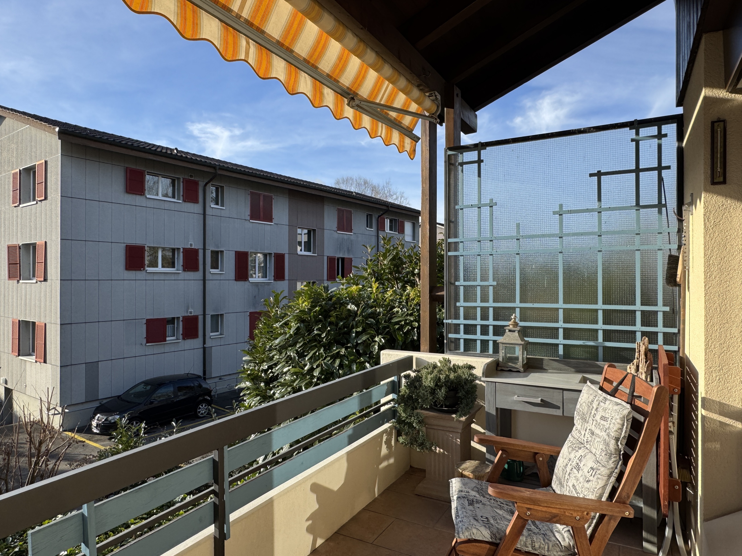 Balkon mit Sitzplatz und Blick auf Nachbargebäude