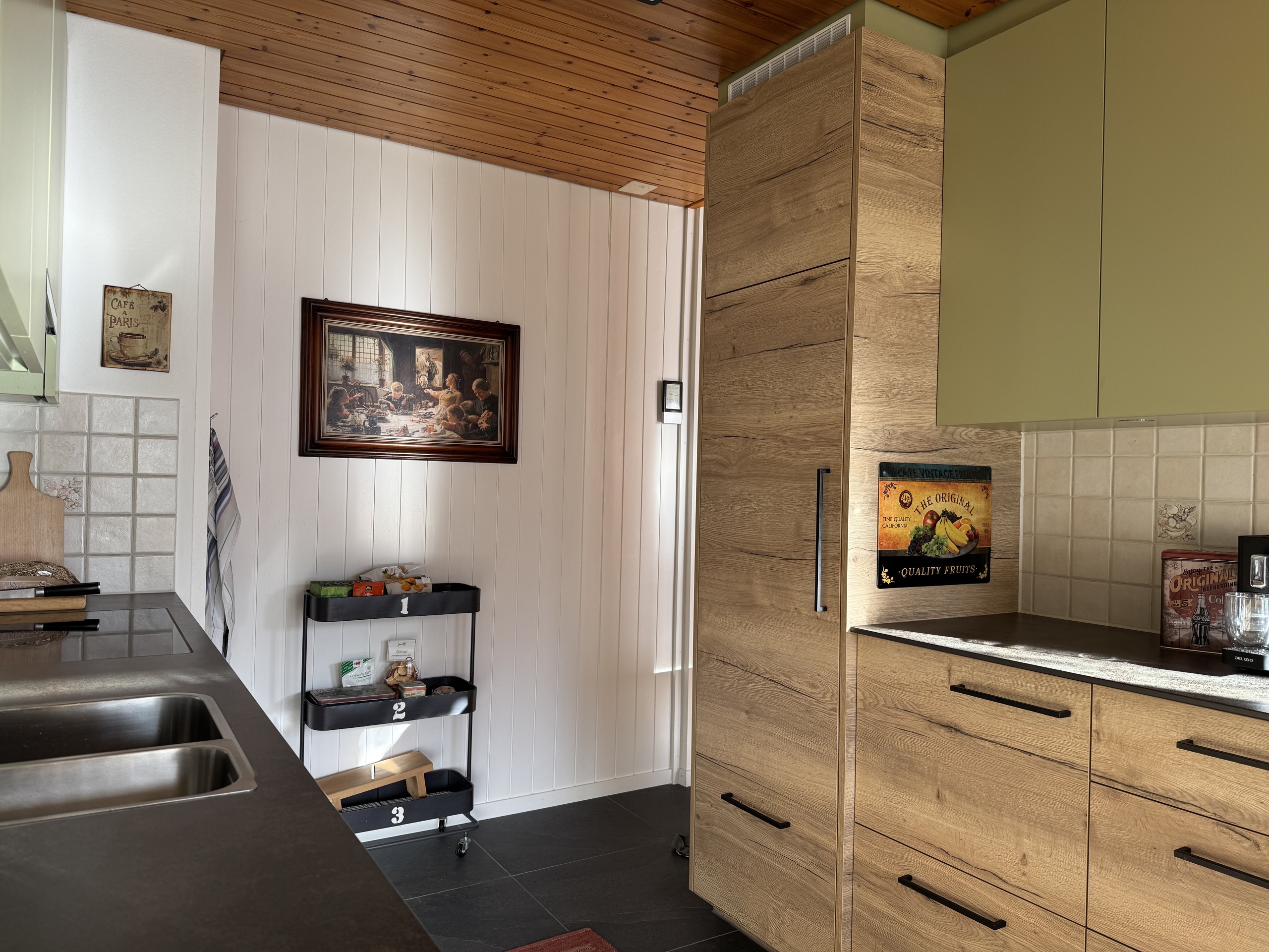 Gemütliche Küche mit Holzoptik und dunkler Arbeitsplatte