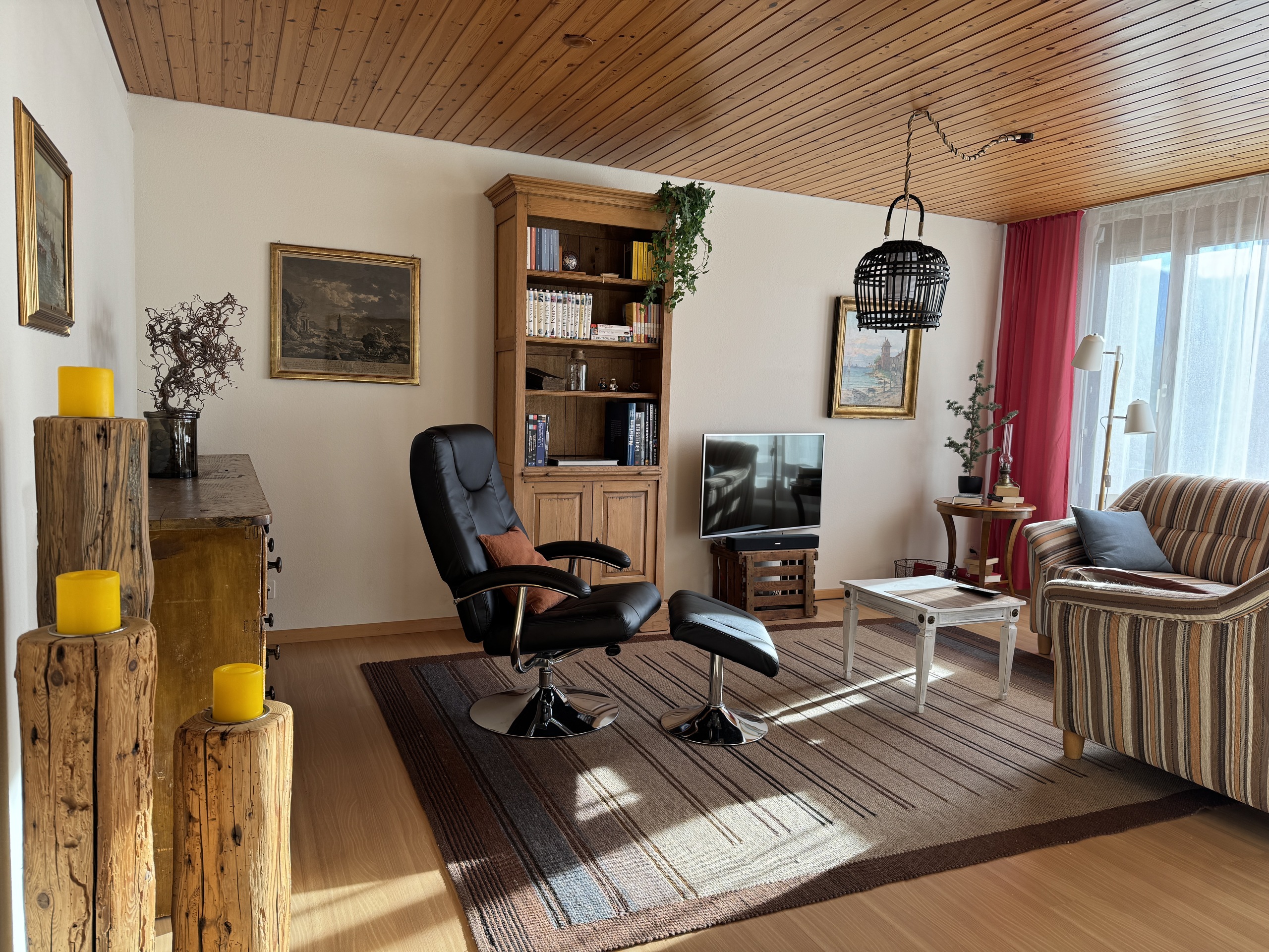 Gemütliches Wohnzimmer mit Holzdecke