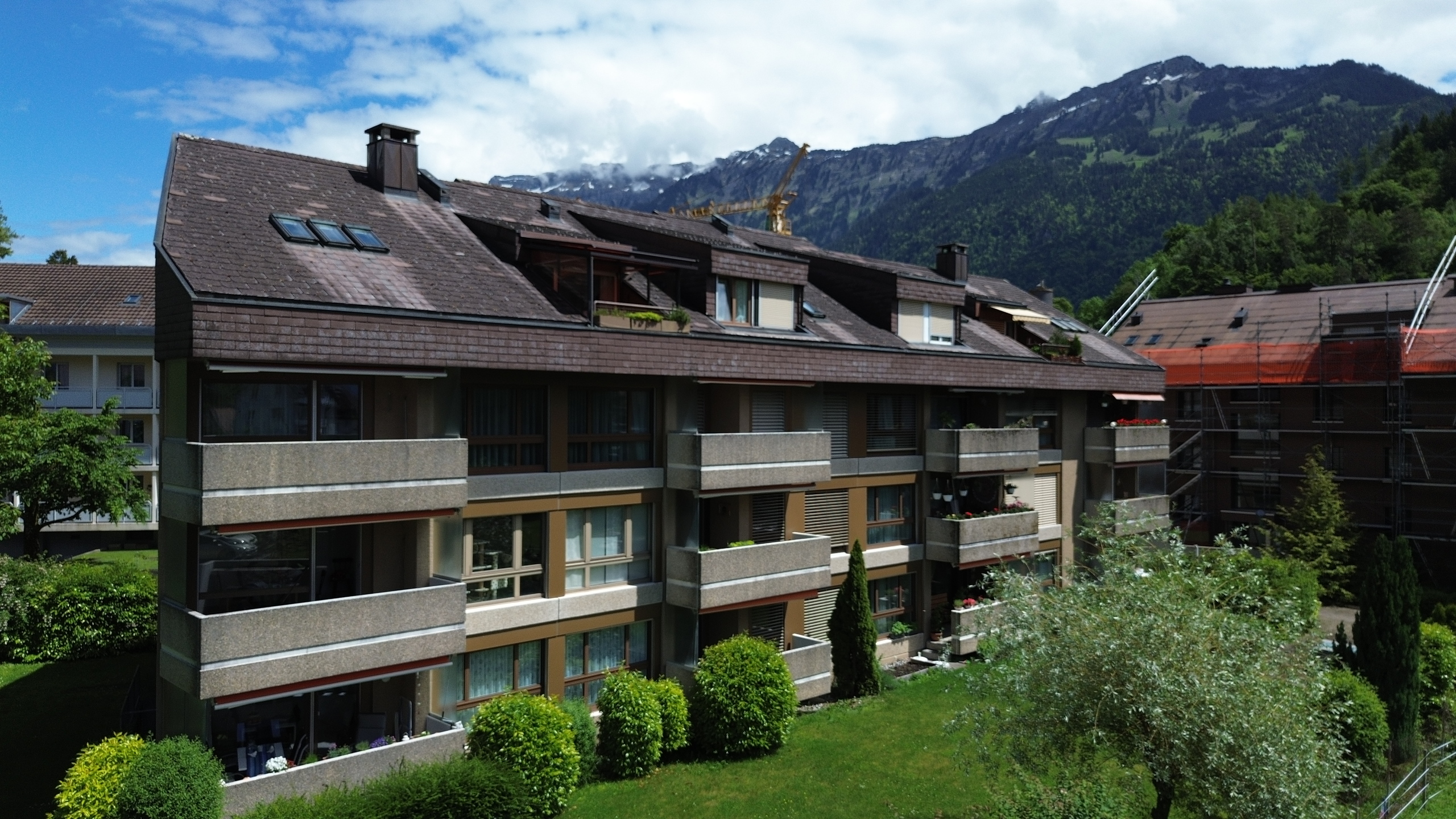 Mehrfamilienhaus mit Bergblick