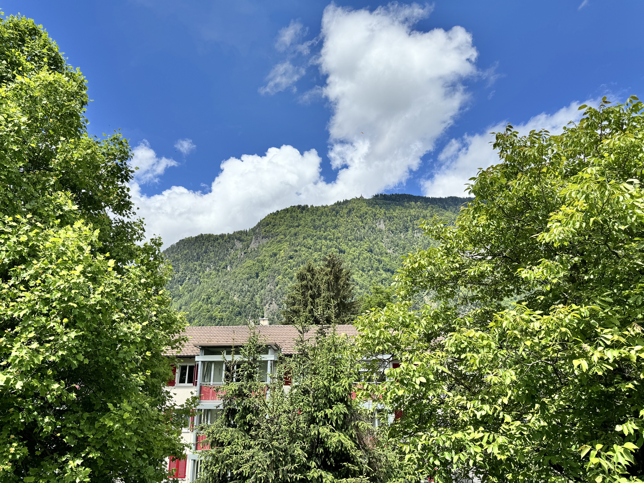 Bergblick über ein Wohnhaus