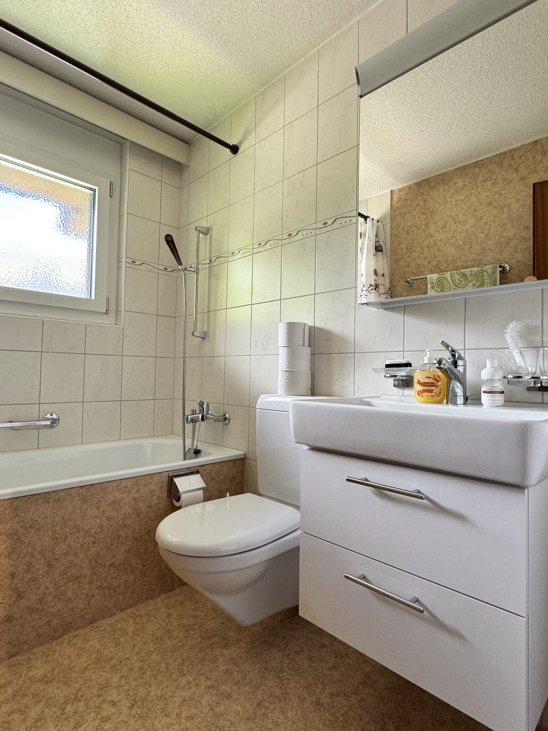 Badezimmer mit Wanne, WC und Waschtisch