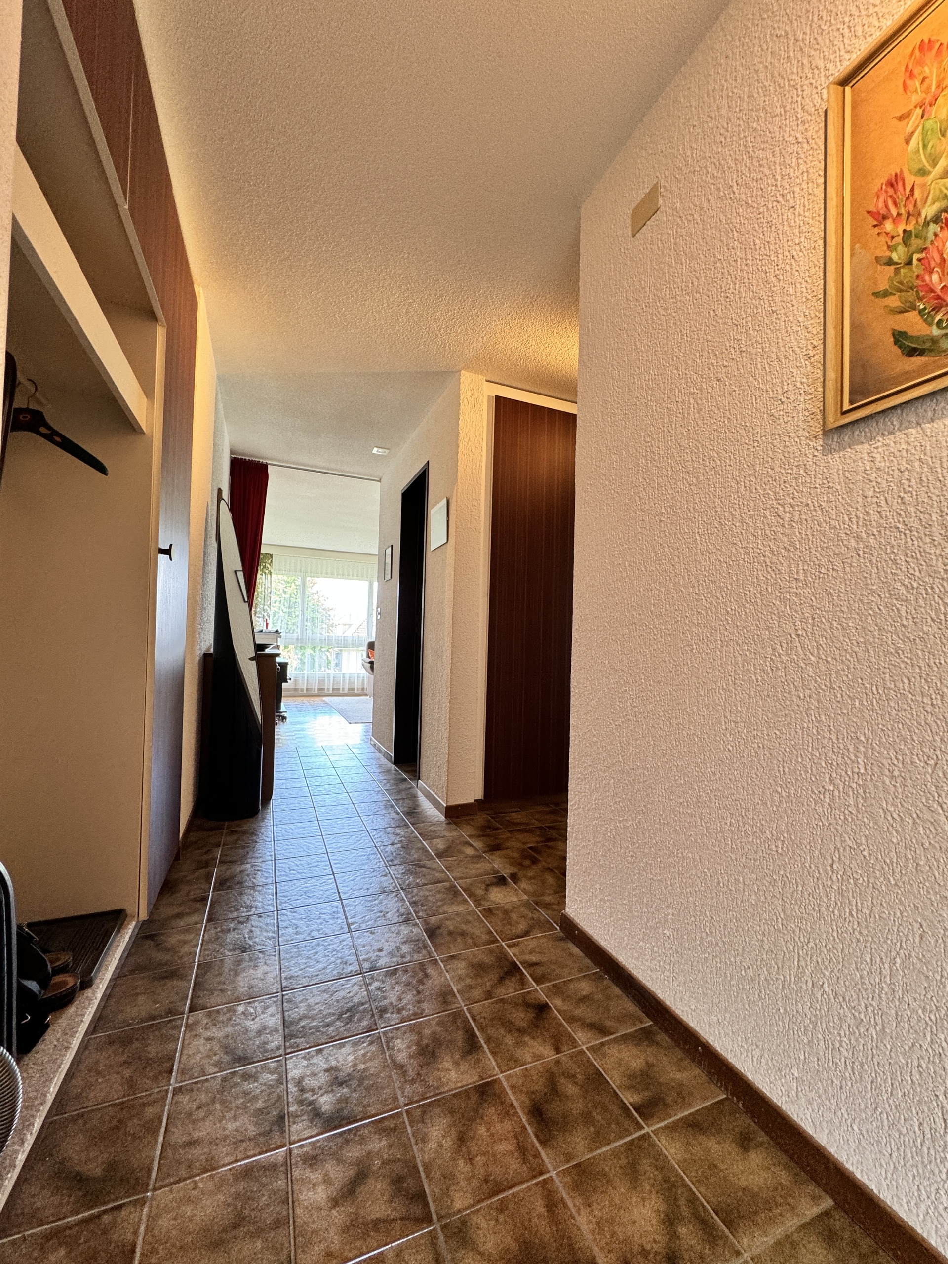 Flur mit Blick in einen hellen Wohnbereich