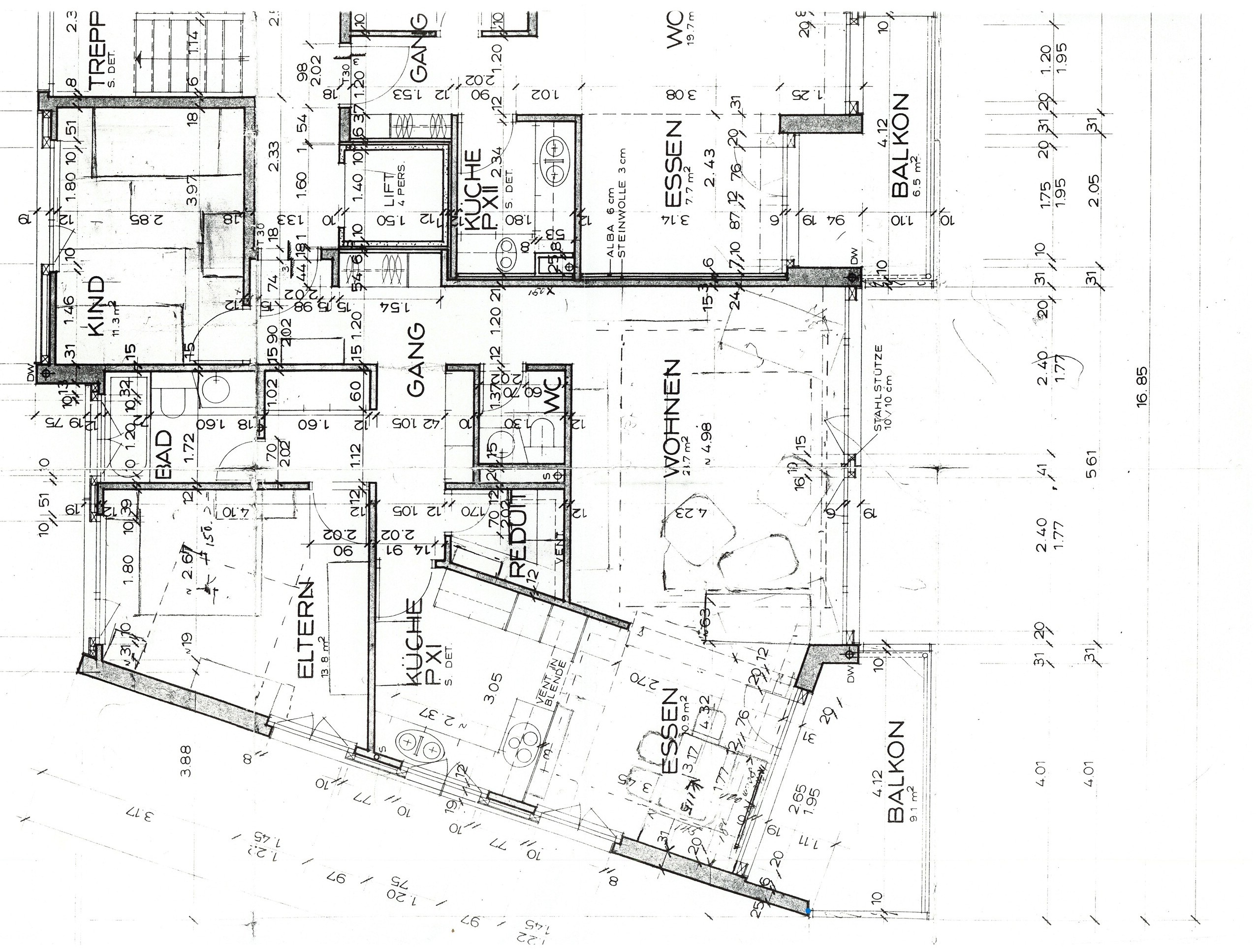 Grundriss einer Wohnung mit mehreren Zimmern, Balkonen und Nebenräumen