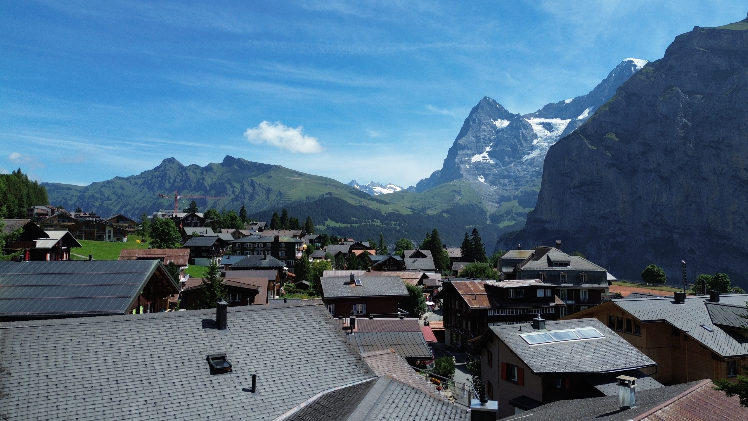 Alpenort mit Bergpanorama