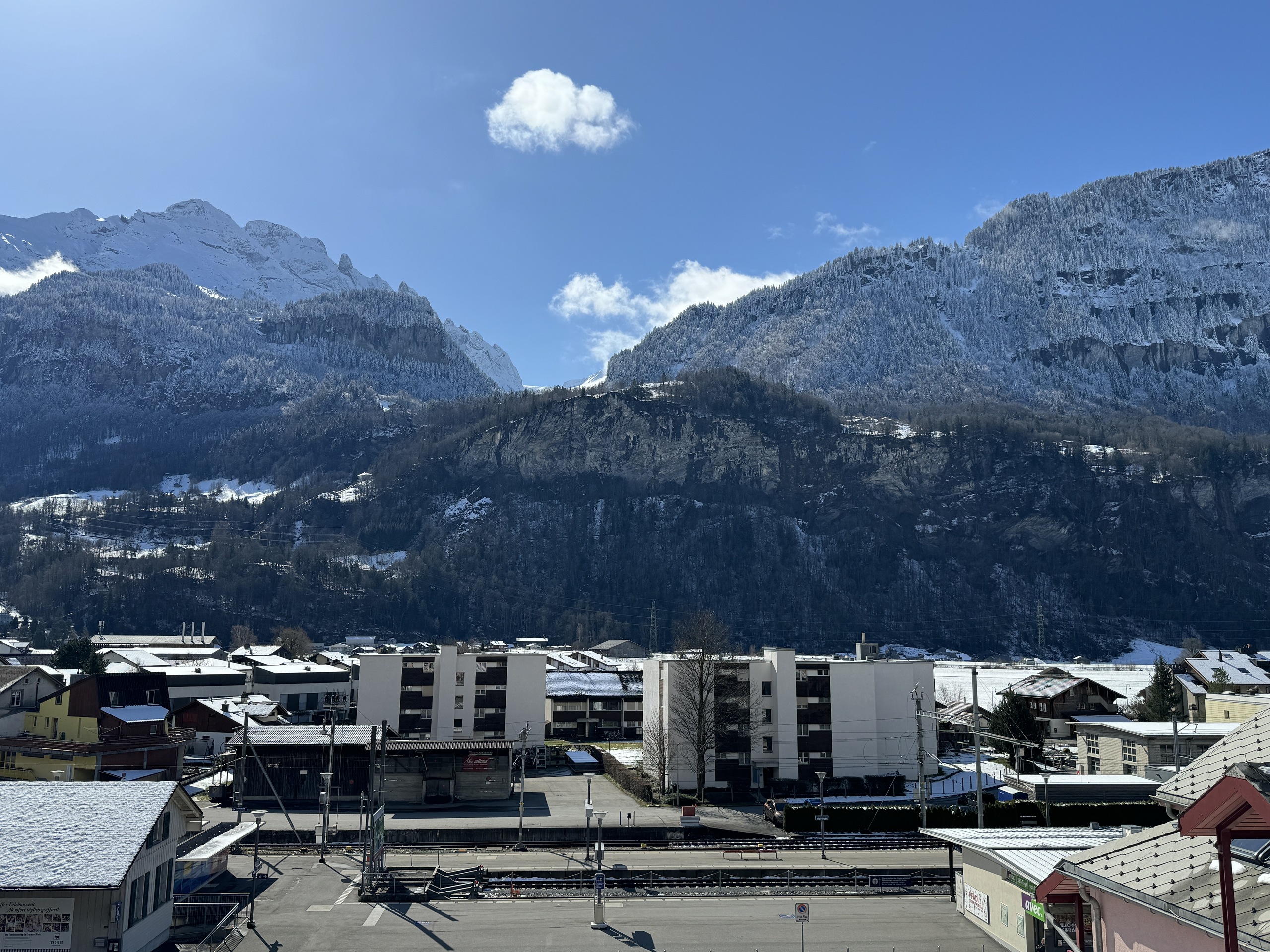 Schneebedeckte Berglandschaft über einer kleinen Ortschaft