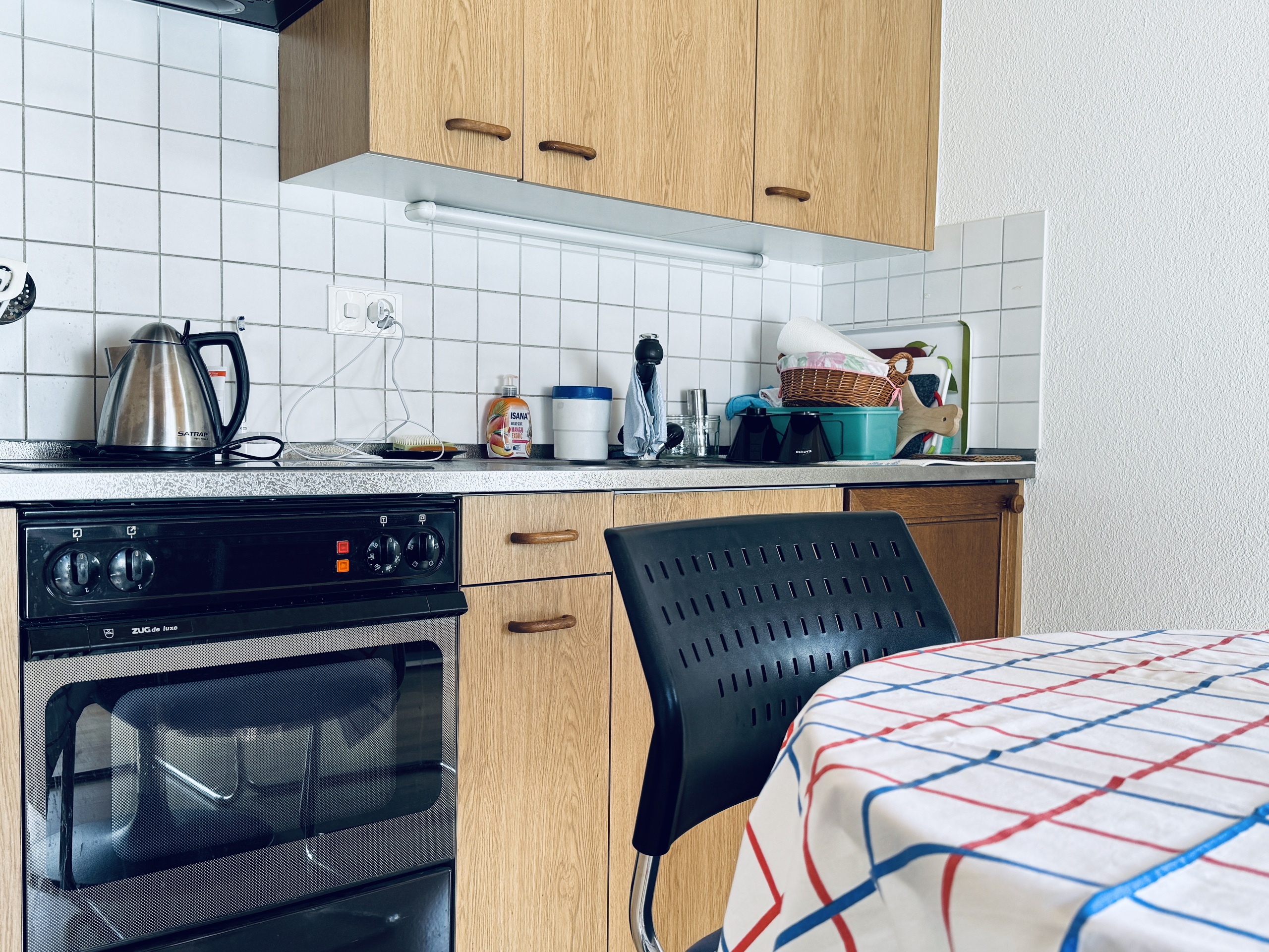 Kleine Küchenzeile mit Esstisch