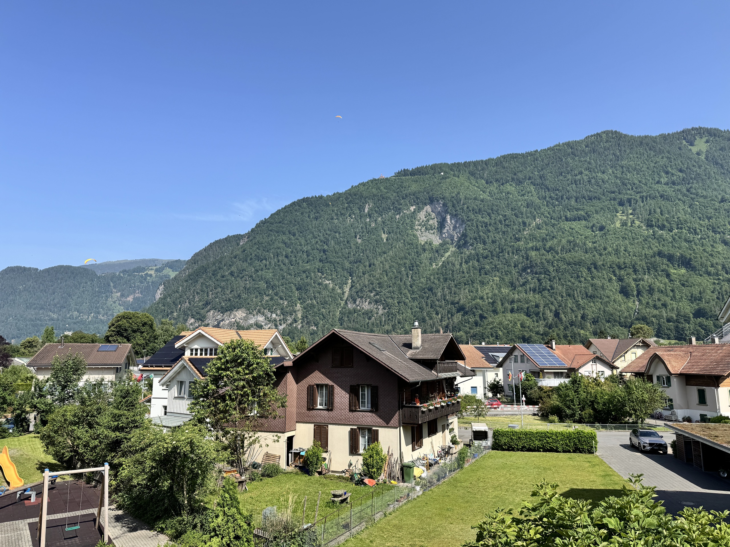 Bergdorf mit Alpenpanorama