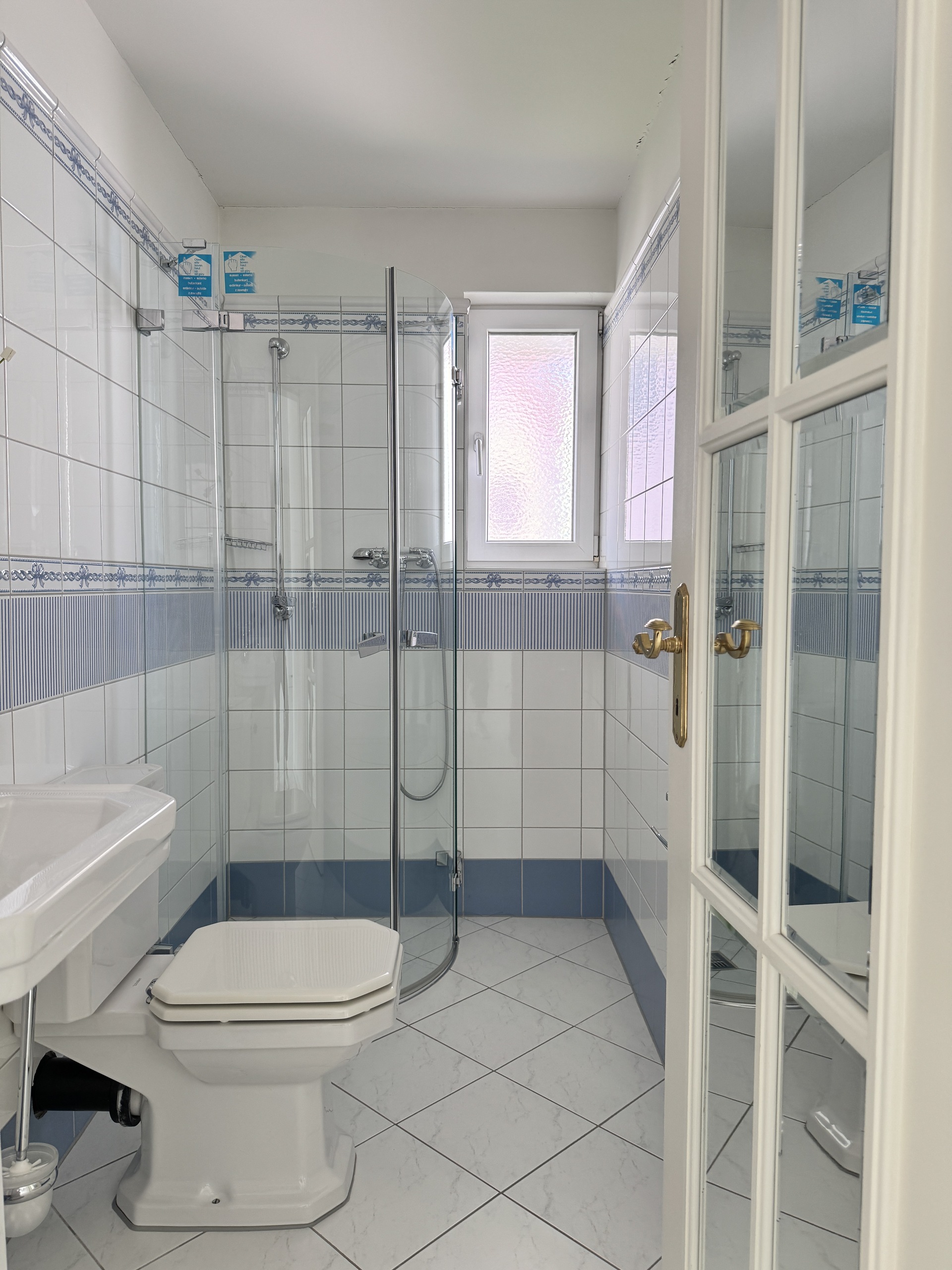 Badezimmer mit Dusche und WC