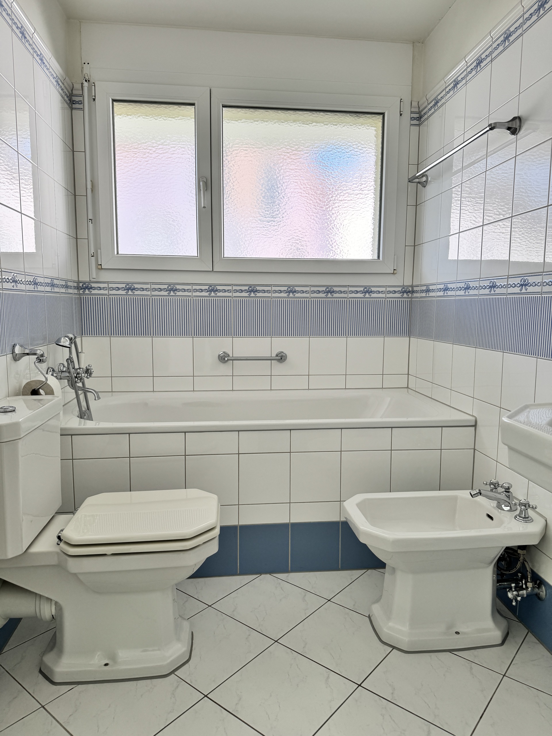 Badezimmer mit Wanne und zwei Waschbecken
