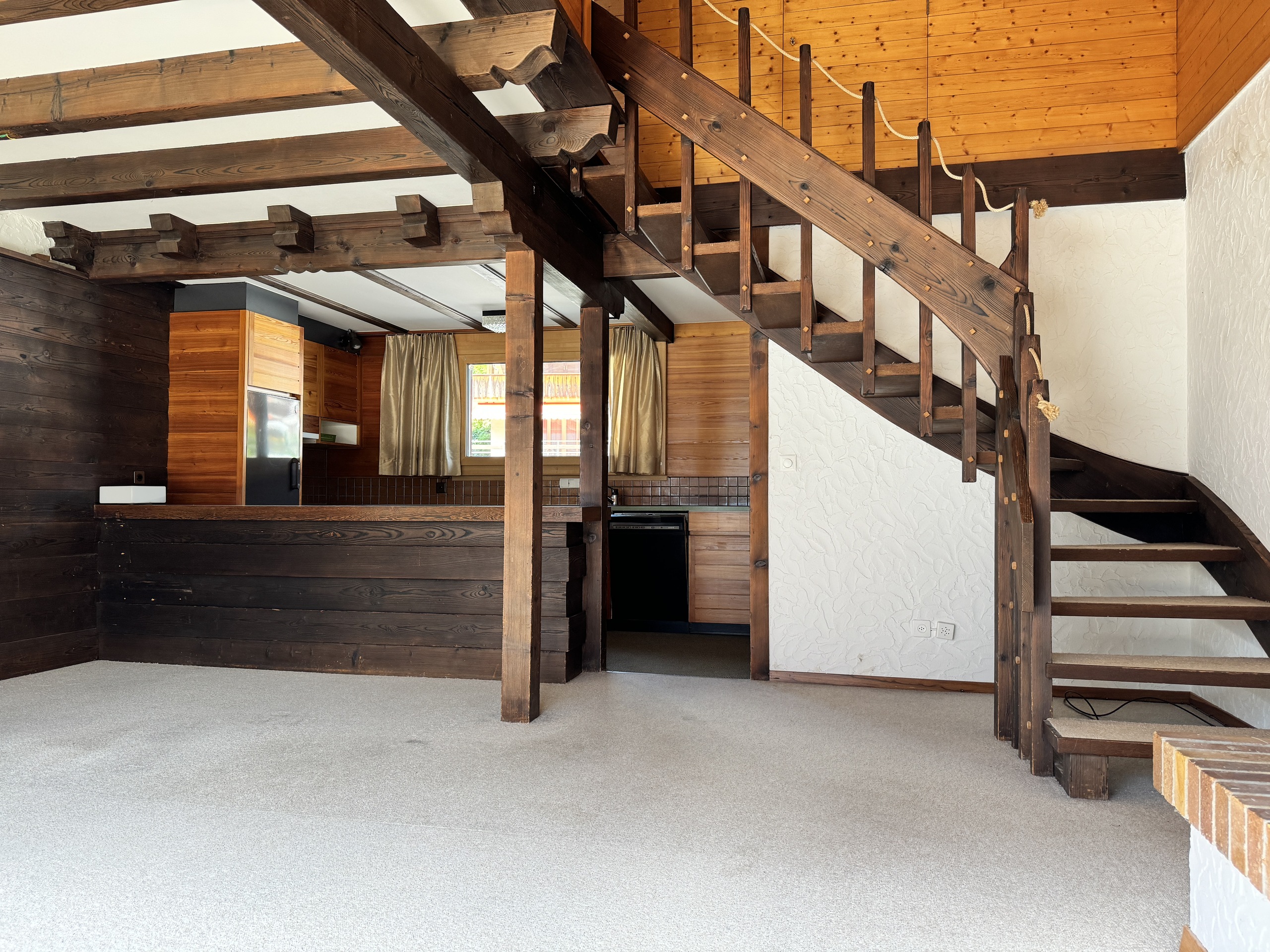 Wohnbereich mit offener Holztreppe