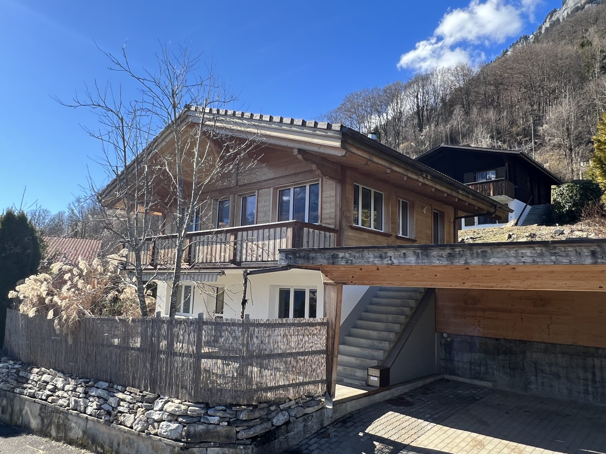 Alpines Holzhaus mit Bergkulisse