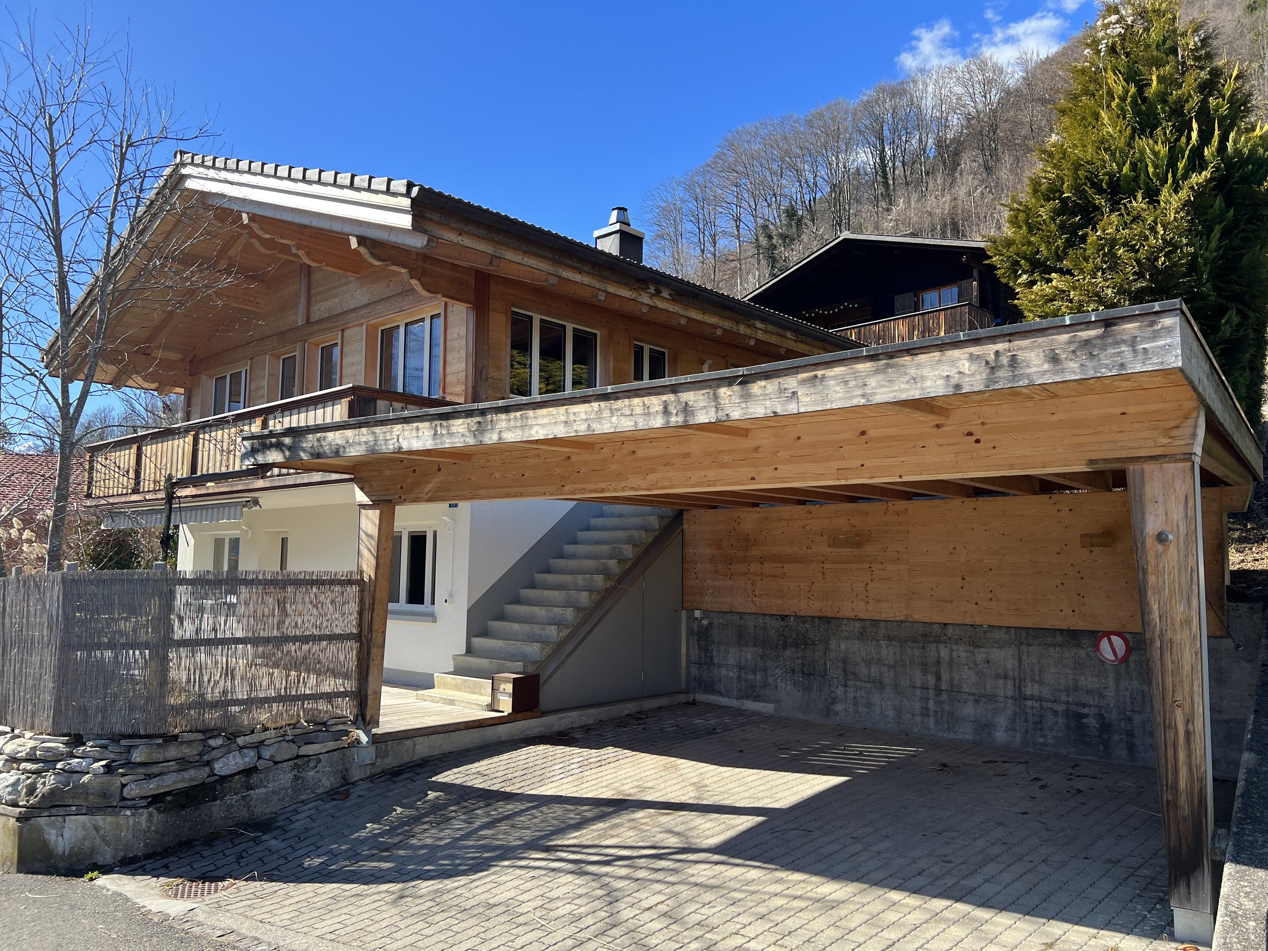 Alpenchalet mit Carport und Holzfassade