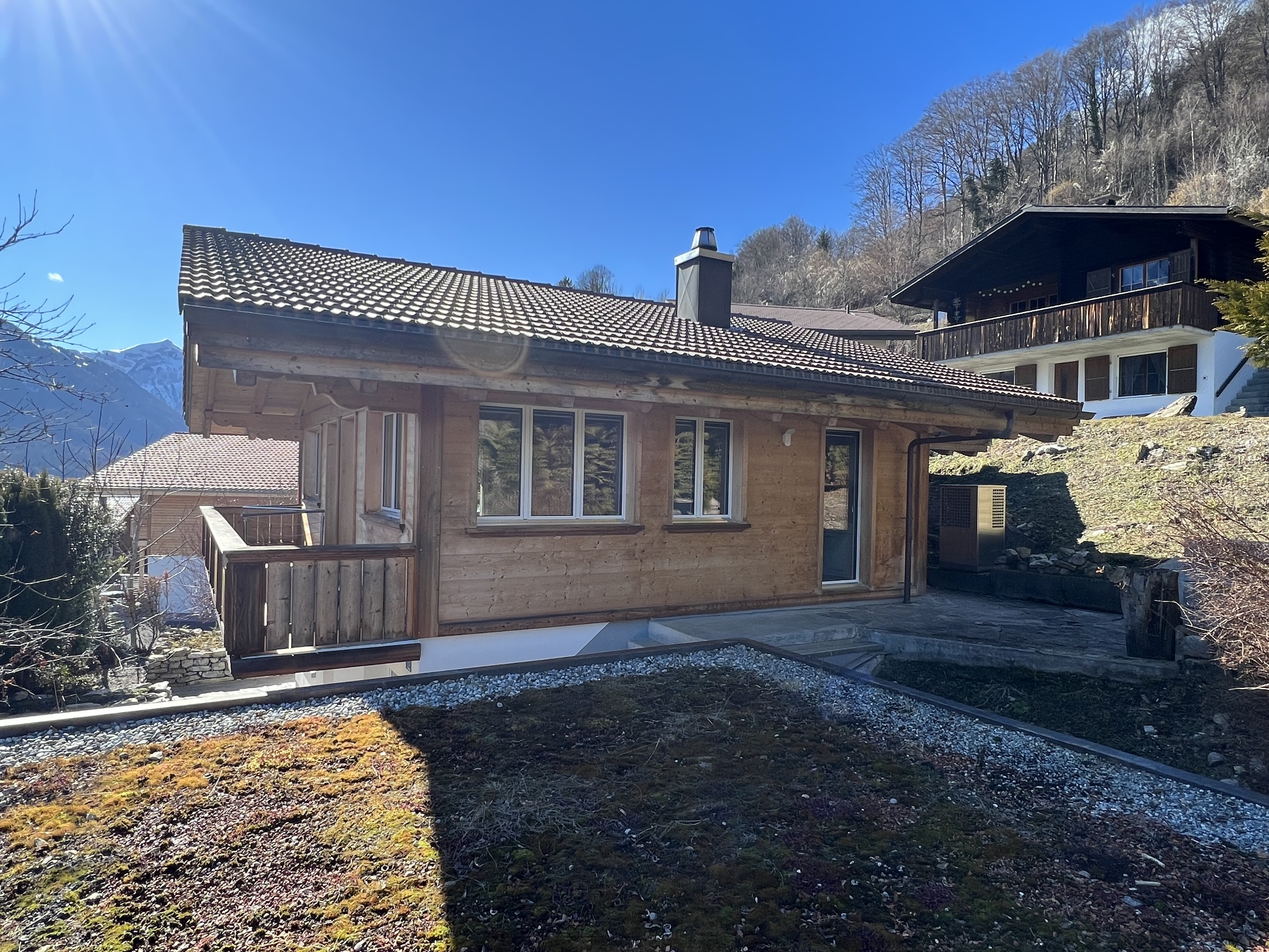 Alpenhaus mit Holzfassade und Bergblick