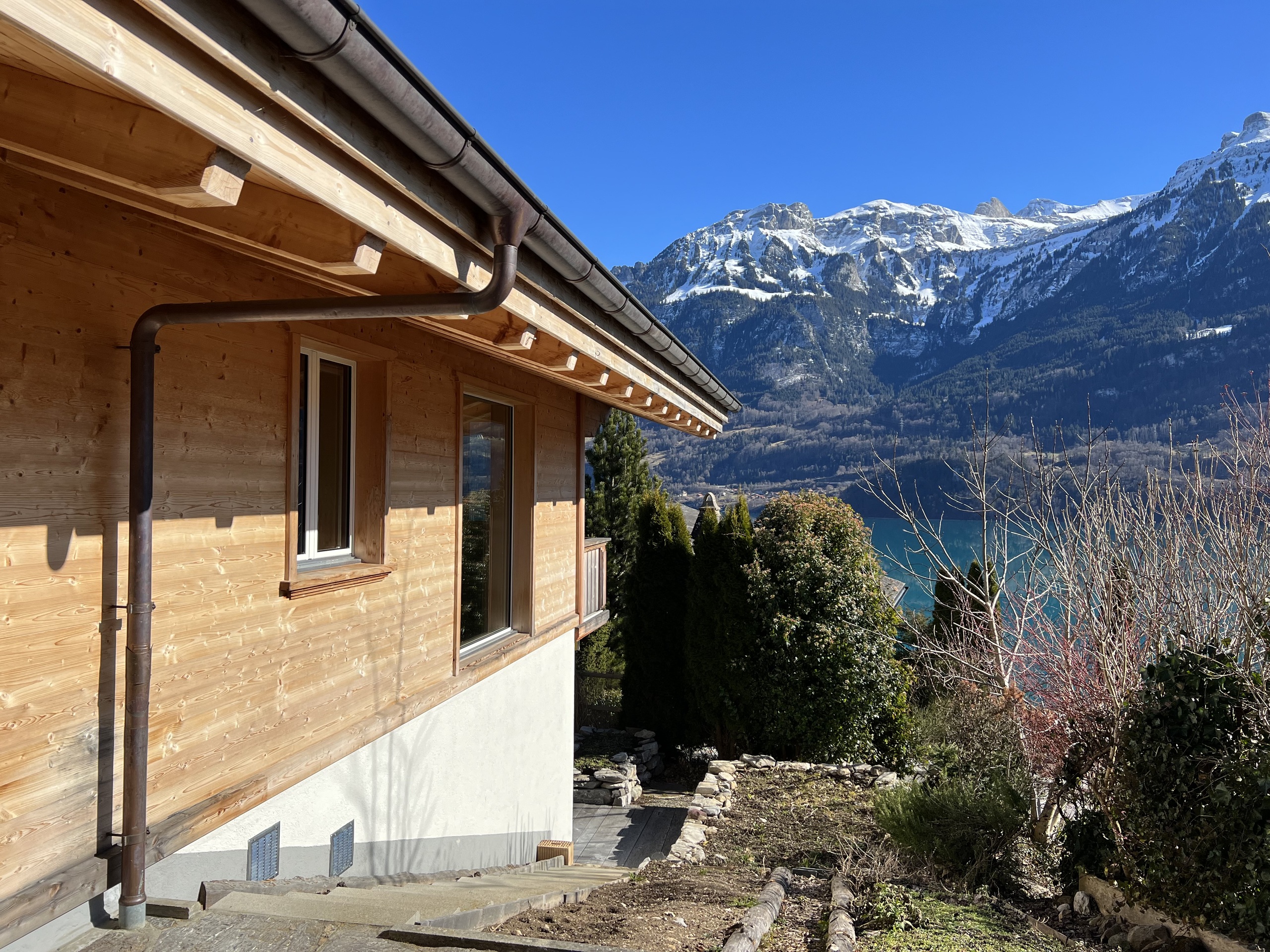 Holzhaus mit Berg- und Seeblick