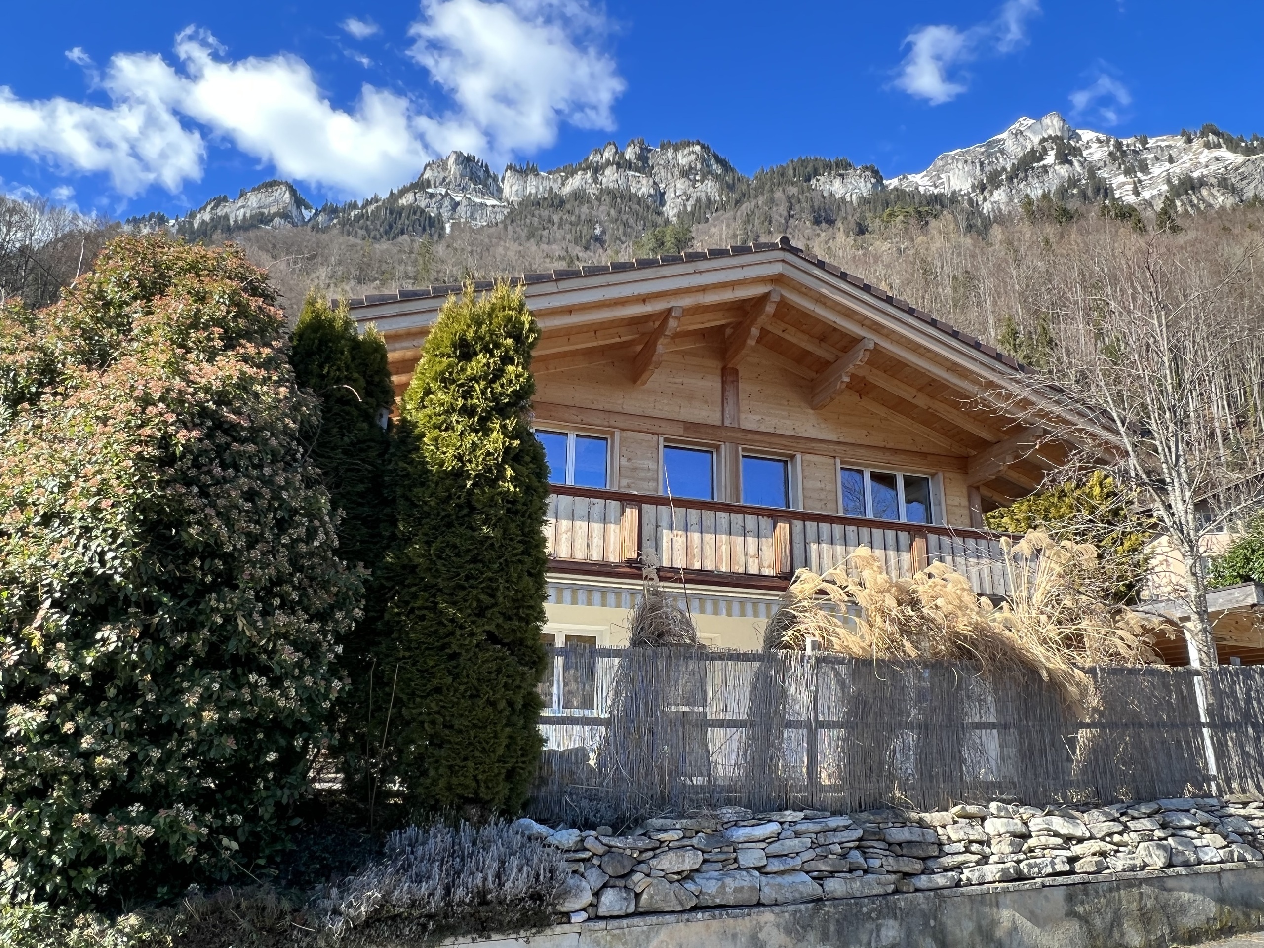 Holzchalet mit Bergblick