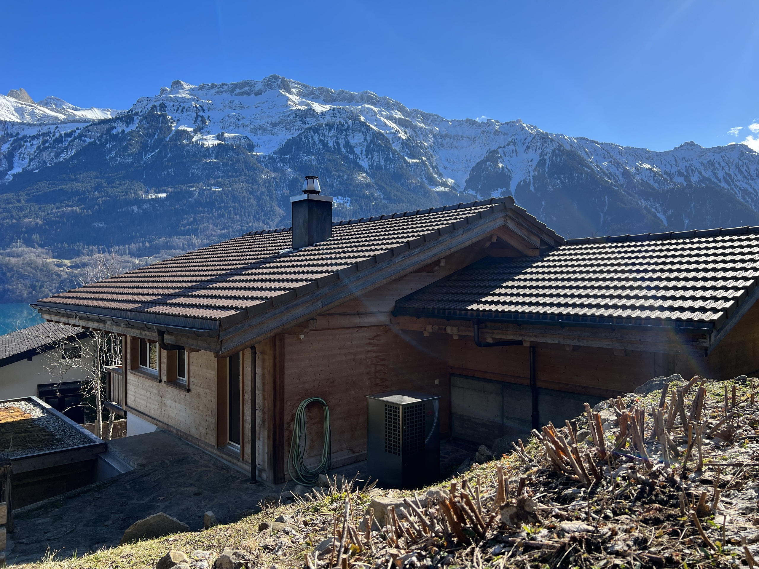 Alpenhaus mit Bergpanorama