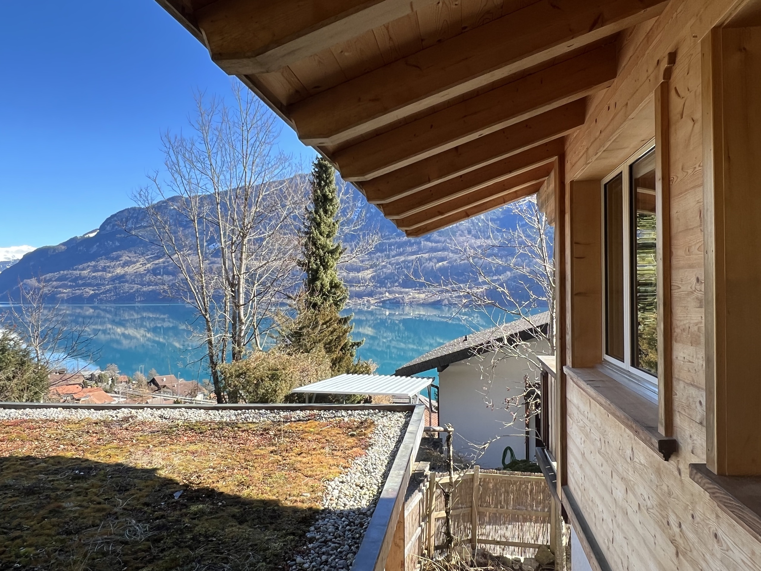 Balkon- bzw. Terrassenblick mit Seepanorama